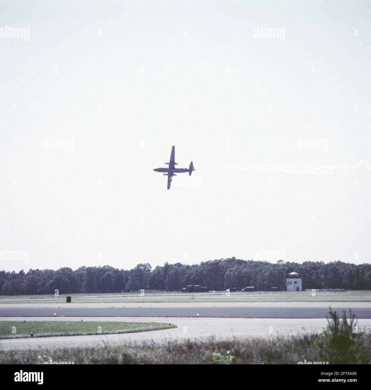 Allevatore F-27 Troopship della KLU durante una dimostrazione in un giorno aperto. Foto Stock