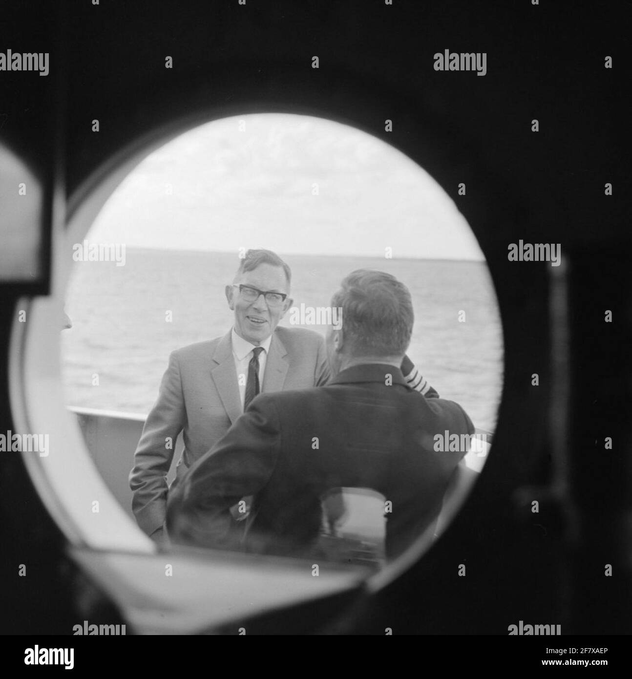 Il professor Witkamp sta navigando a bordo di HR.MS Friesland (D 812) (1956-1979), responsabile sottomarino della classe Frisia. Il professore in conversazione con un Capitano-Ter Sea (KTZ). Foto Stock