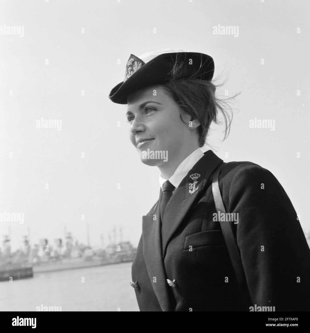 Su un molo, l'equipaggio navale mostra la varietà di uniformi che sono indossati presso la Royal Netherlands Marine (km). Un ufficiale-Marva di terza classe (Omarva 3) [omva 3]. Foto Stock