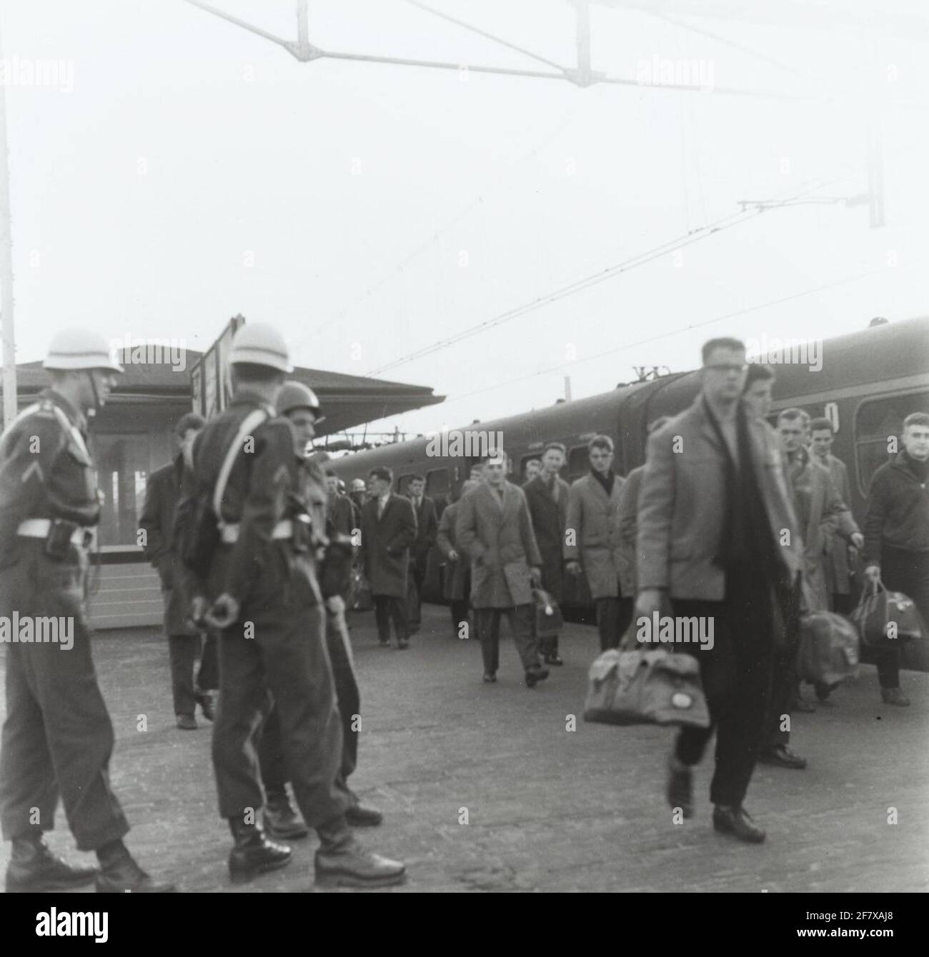 Arrivo di coscritti emergenti per il deposito delle truppe di collegamento alla stazione di Ede-Wageningen. Foto Stock