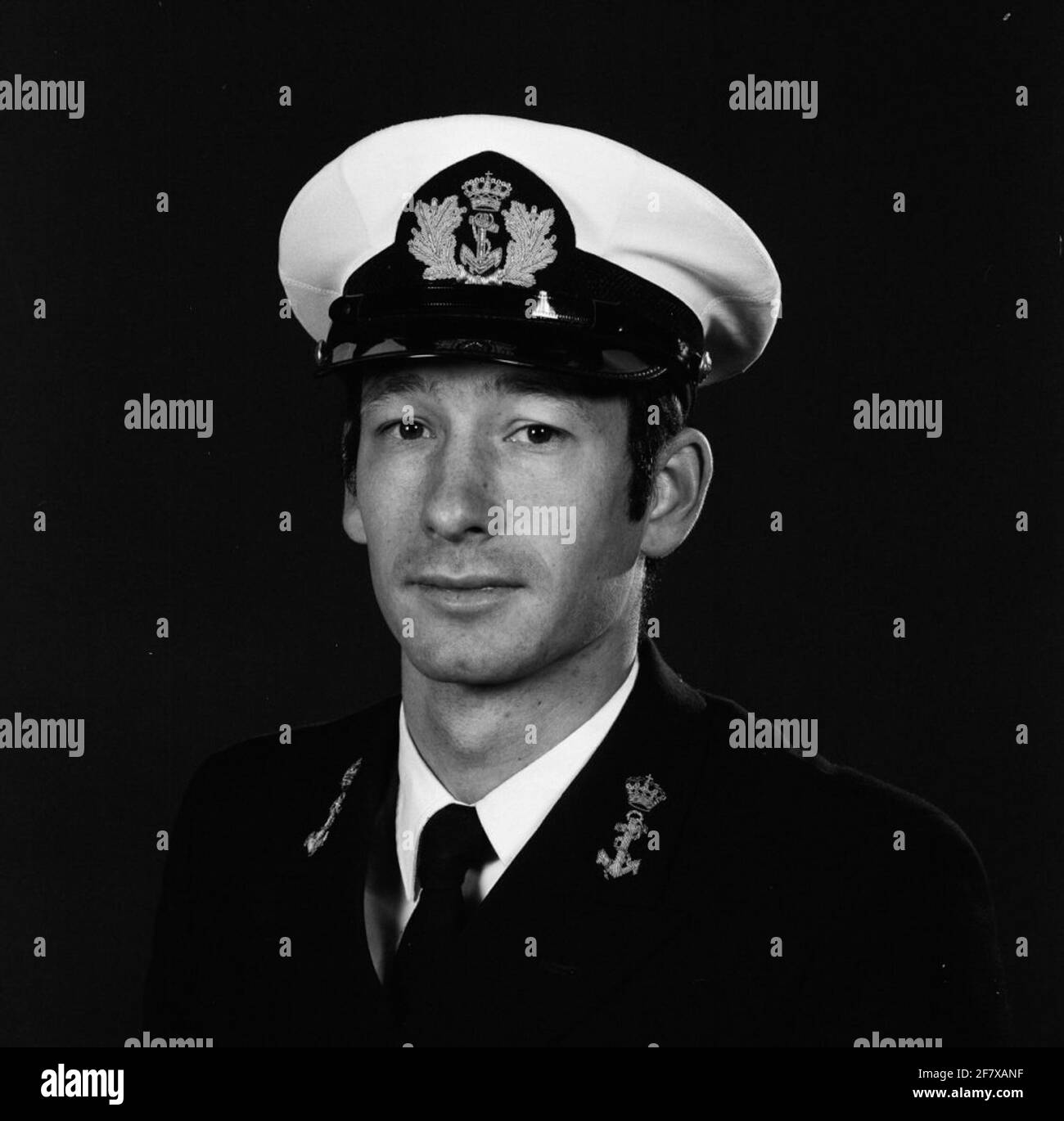 Tenente al mare di ​​the 2a classe OC di servizi speciali T.E.H. Spitch, comandante di hr.ms. Ommen Foto Stock