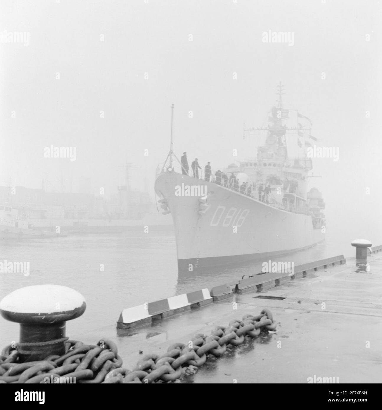 In un nebbioso Den Helder, alcune navi provengono da Smaleel 1 che ha partecipato al viaggio di primavera che durò dal gennaio 30 al marzo 20. Arrivo del sottomarino harr.ms. Rotterdam (D 818) (1957-1981). Foto Stock