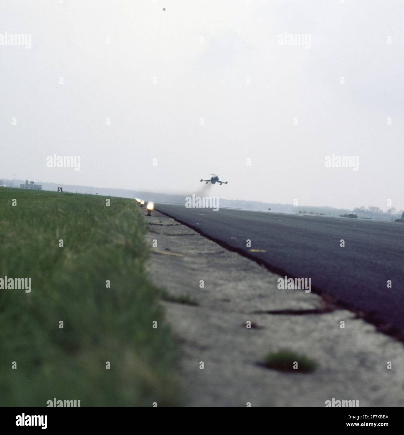 Uno Starfighter Lockheed F-104 fa un sorpasso sulla pista di atterraggio / corsa. Foto Stock