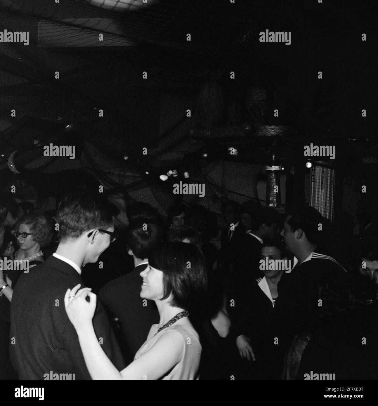 In occasione del 20° anniversario del Dipartimento delle Donne marine (Marva), in serata ci sarà un partito di tutti i ranghi nel Marvahuis decorato, sui terreni della Marinekazerne Amsterdam (MKAD). Foto Stock