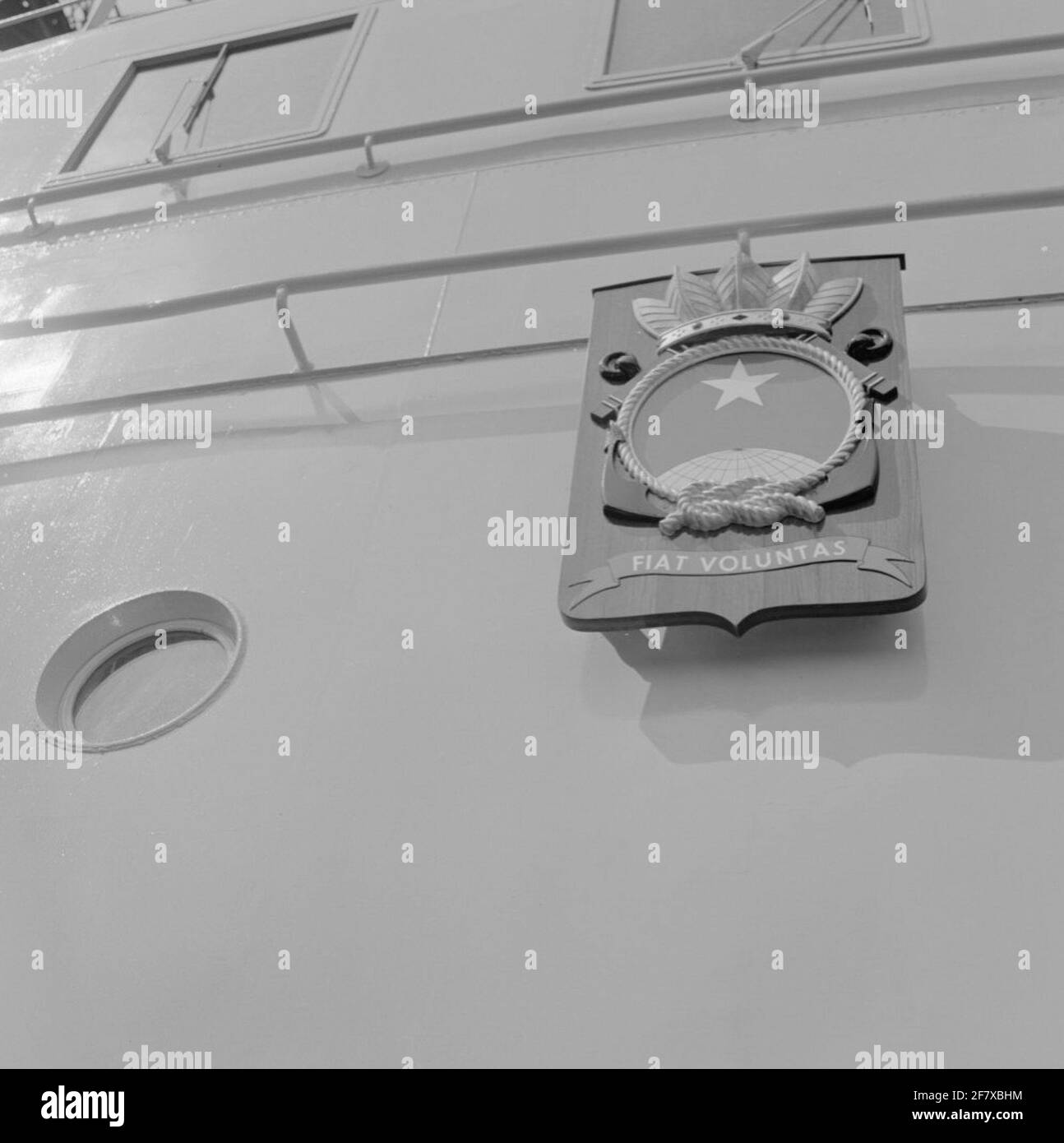 A bordo della stella della piscina (A 835), che è tornata dalla sua prima prova e ormeggiata di nuovo, si trova alla Rotterdam Dry Dock Society (RDM) sulla Heijplaat a Rotterdam. La nuova nave di rifornimento per la Royal Navy (KM) andrà solo dopo il servizio di occupazione come HR.MS Stella nord. L'emblema della stella della piscina, montata sul complesso del ponte, ha 'Fiat Voluntas' come un incantesimo (la vostra volontà). Foto Stock