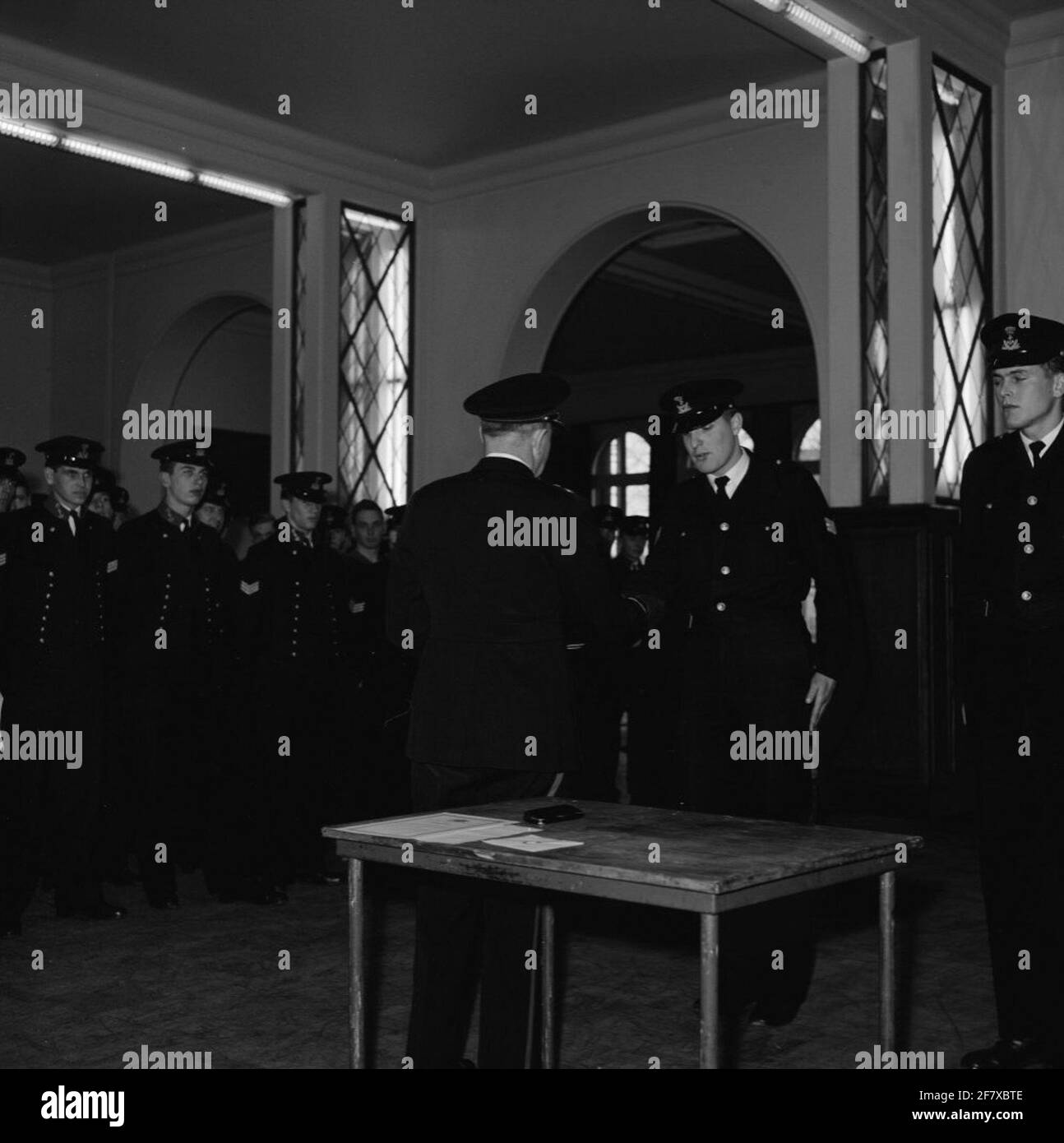 Presentazione dei golosi di volo a tre Sergenti-Adelborst al Royal Institute for the Marine (Kim) da parte del comandante del Kim Colonel der Mariniers (Kolmarns) A.F. van Velsen: Ridder Military William-Order quarta classe (MWO 4). Foto Stock