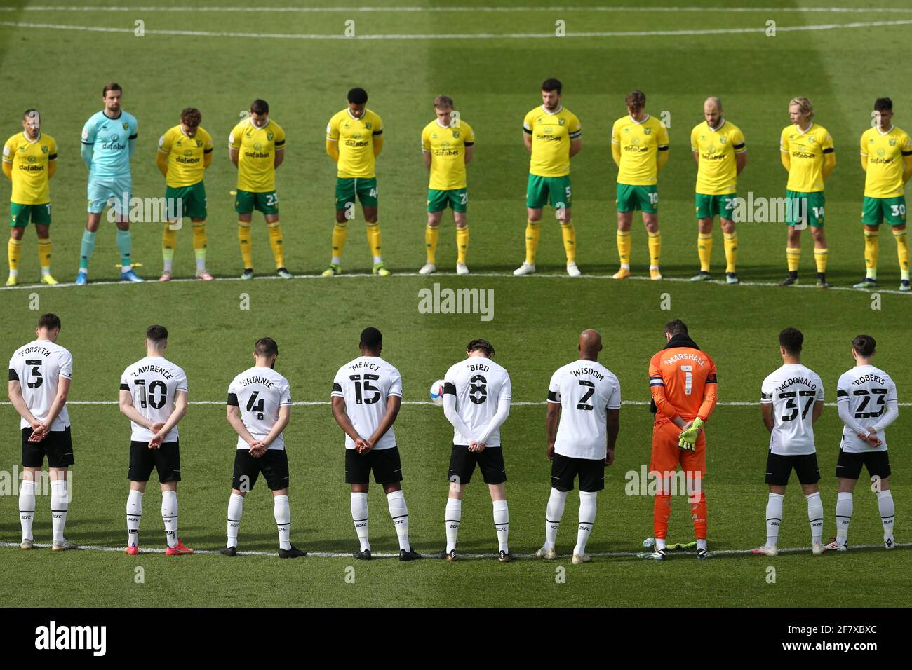 I giocatori della contea di Derby e della città di Norwich si levano in  piedi per due minuti di silenzio prima del calcio d'inizio, dopo l'annuncio  ieri della morte del duca di