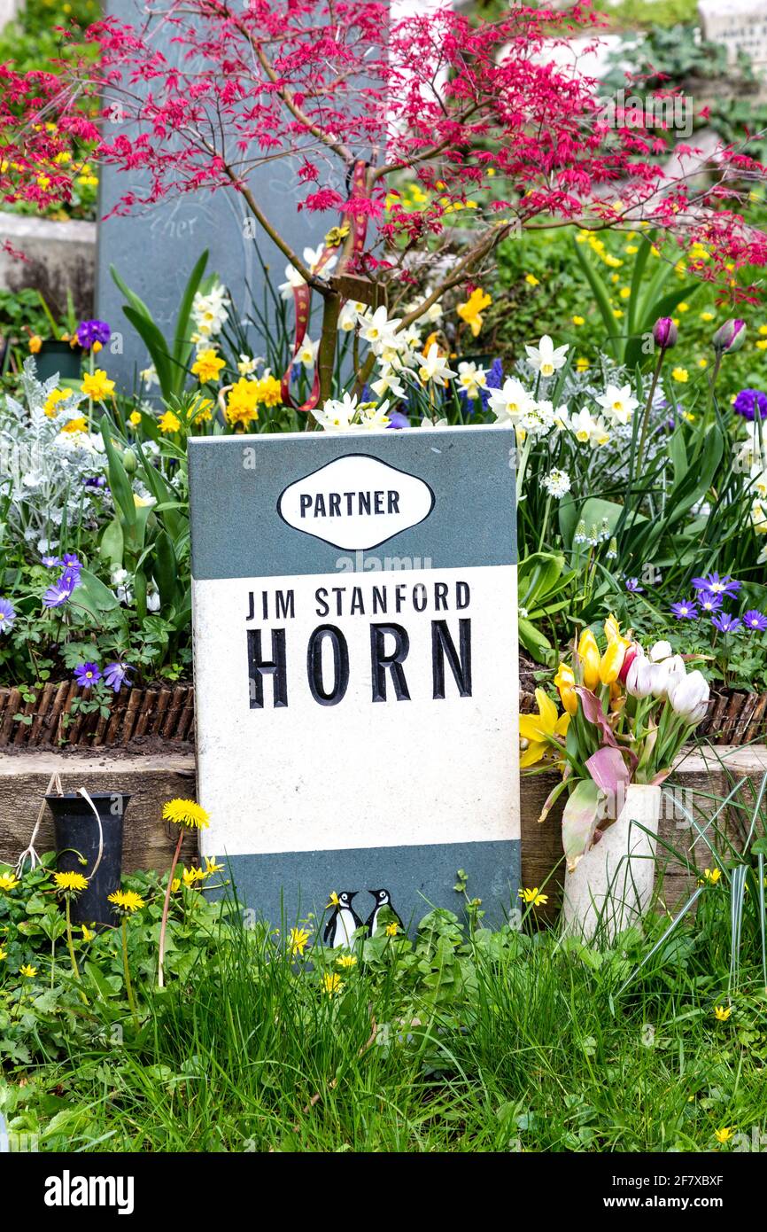 Headstone di Jim Stanford Horn, partner di Penguin Books, stilizzato come un libro di Penguin, Highgate Cemetery East, North London, UK Foto Stock