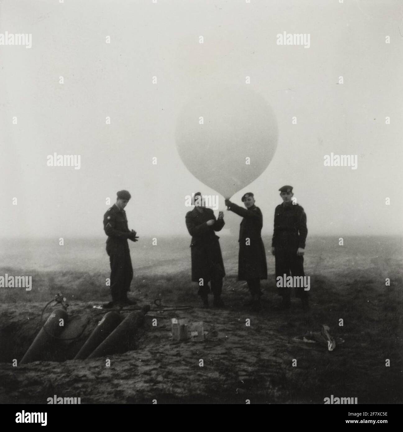 Reparto di misurazione dell'artiglieria al campo Foto Stock