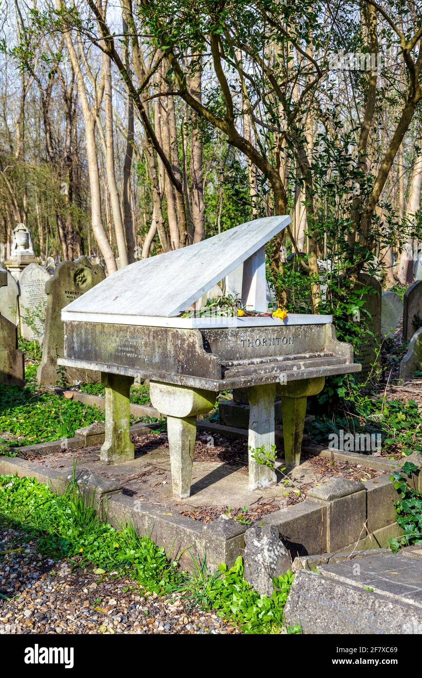 Tomba di William Henry Thornton, pianista classico, a forma di un pianoforte a forma di grande presso Highgate Cemetery East, North London, UK Foto Stock