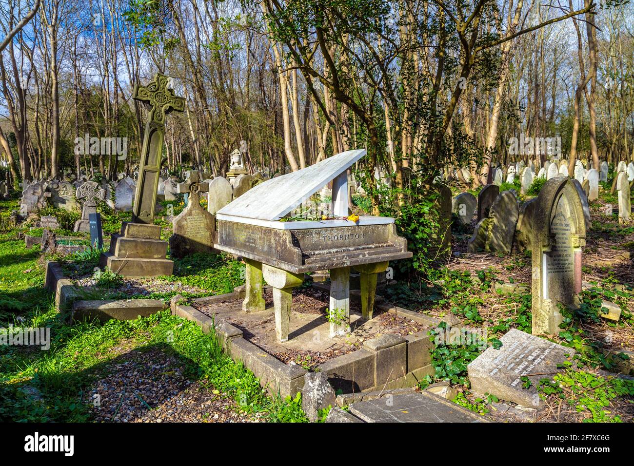 Tomba di William Henry Thornton, pianista classico, a forma di un pianoforte a forma di grande presso Highgate Cemetery East, North London, UK Foto Stock