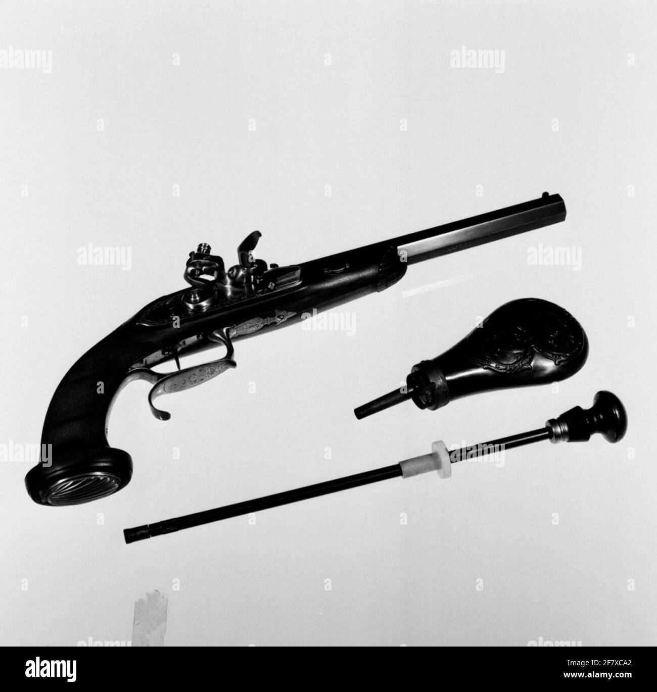 Armi da fuoco con munizioni associate. Pagina a pistola, Flintlock standard target con accessori. Foto Stock