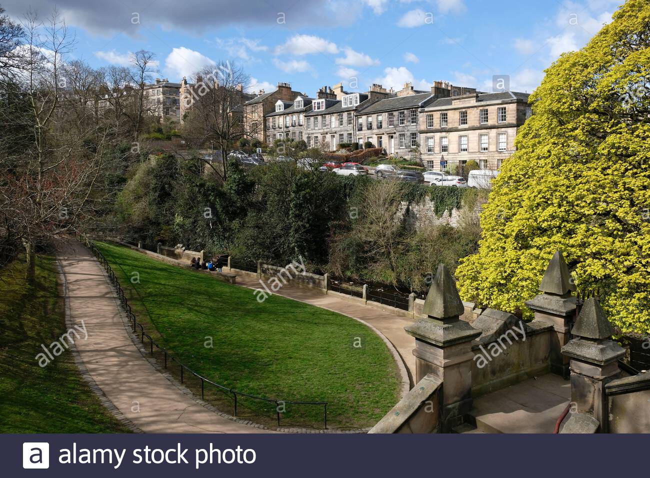Vista sull'acqua di Leith Path fino a Upper Dean Terrace, Edinburgh New Town Streets, case di lusso, Edimburgo, Scozia Foto Stock