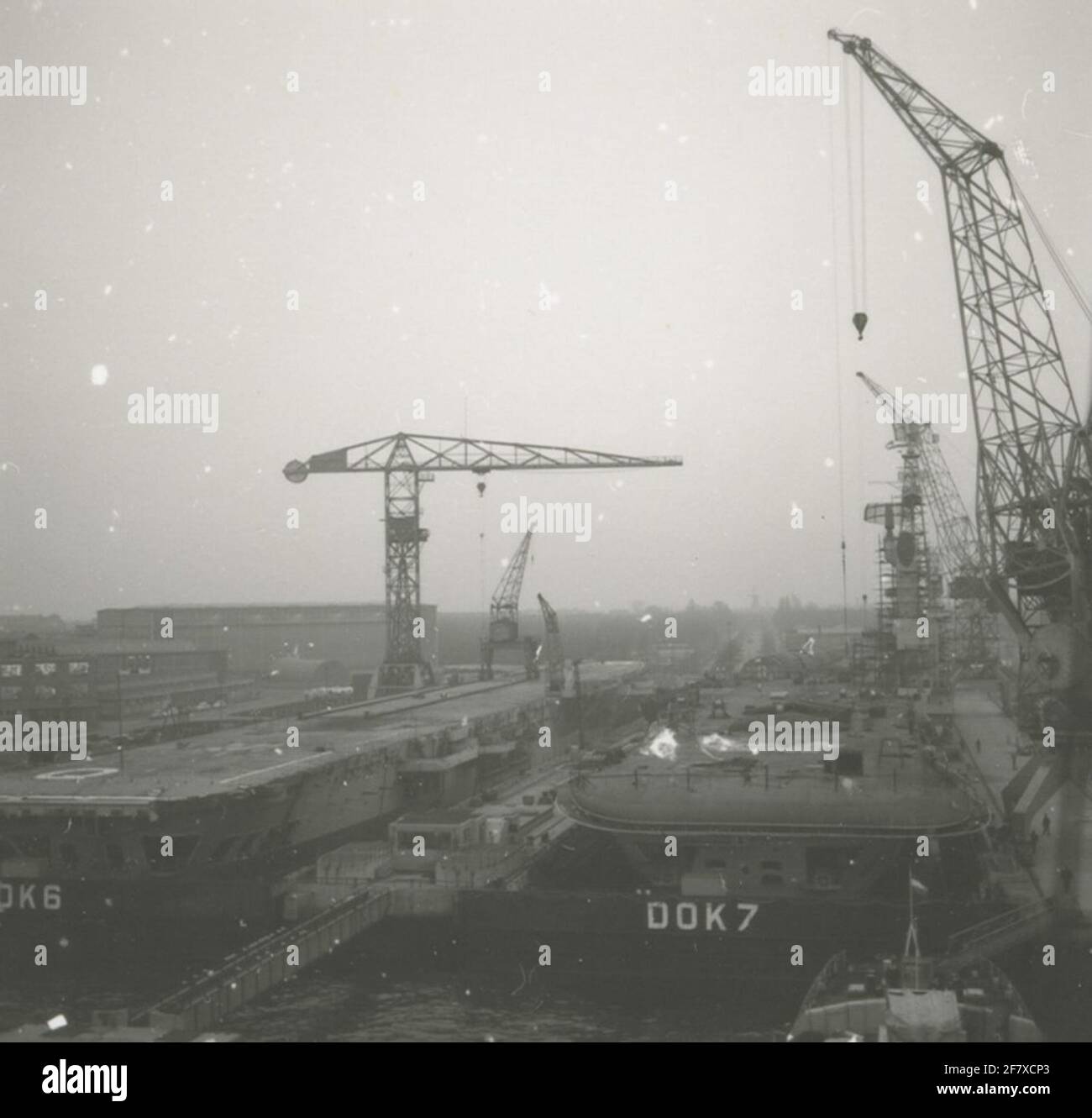 Grande ristrutturazione di HR.MS Karel Doorman (1948-1968) al NV Dok e Werf Maatschappij Wilton-Fijenoord. A sinistra accanto al Karel Doorman, in Dok 6, il negozio brasiliano campo di volo Minas Gerais (in grande manutenzione a Verolme Dok e Scheepsbouw Maatschappij NV). Il lavoro includeva: Refresh bridge Complex (l'isola); il ponte era stato preparato per gli aerei a reazione; il ponte di volo convenzionale era stato sostituito da un ponte ad angolo; il fucile idraulico era stato sostituito da un catapulta a vapore; applicando uno specchio di atterraggio. Foto Stock