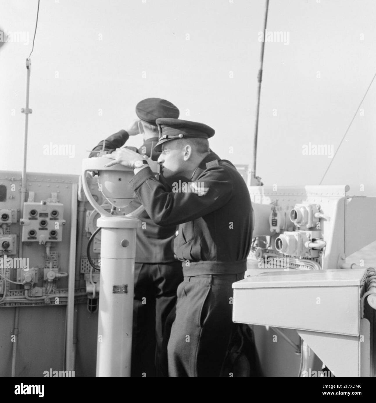 Crociera di ufficiali di riserva di aspiranti (AROS) a bordo della nave di pattuglia della Classe di Balder HR.MS FREYER (P 804) (1954-1986) (EX-SC 1629). Les Compass sul ponte aperto. Foto Stock