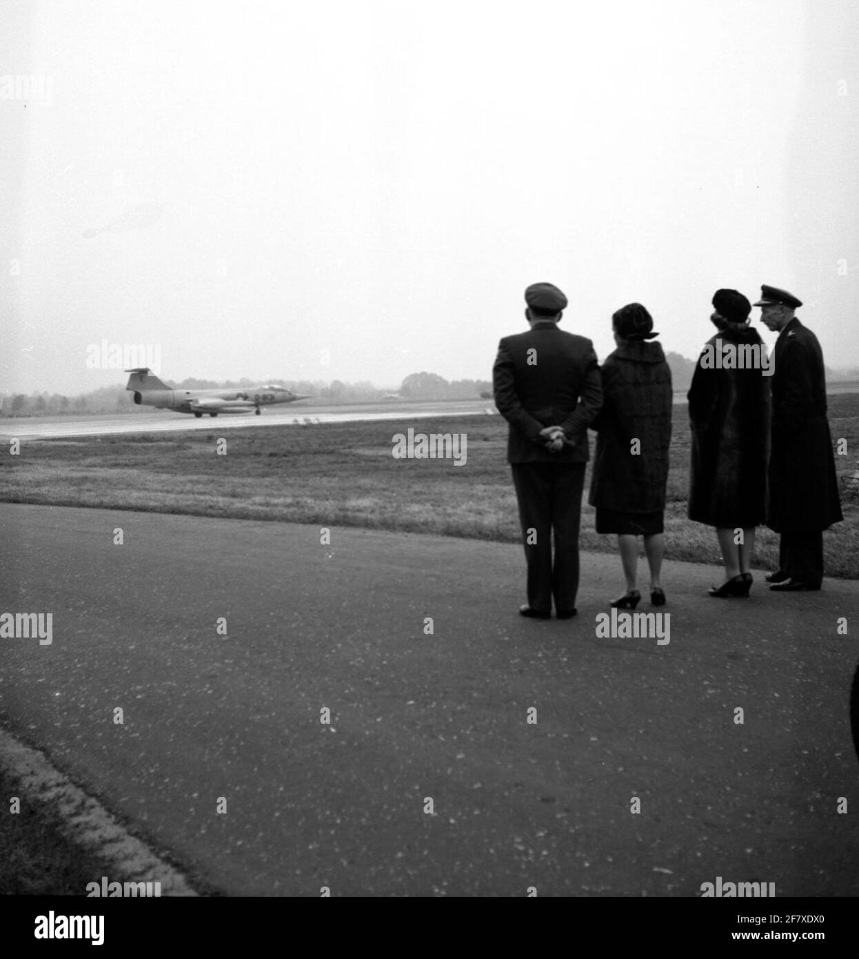 HKH la principessa Beatrix visita la base aerea Twenthe.ce per essere accompagnato dallo chef della casa militare, General-Flyer H. Schaper con sua moglie. Romanticismo con un allevatore F-27 Troopship. Qui l'azienda guarda un Lockheed F-104G Starfighter sulla partenza / pista. Foto Stock