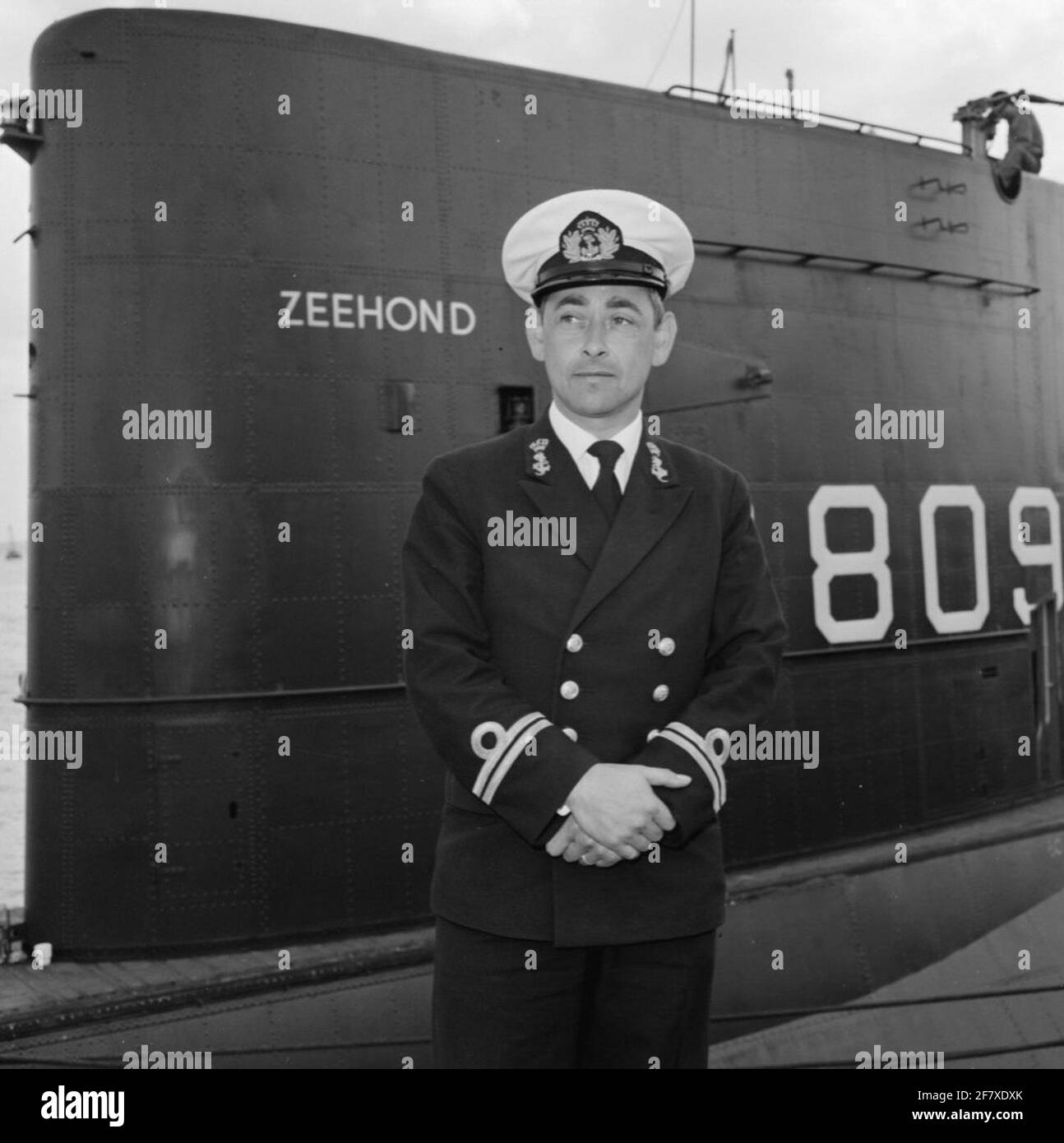 Lieutenant-Ter-Sea di ​​the 2a classe la più vecchia categoria (LTZ 2OC) r.s.m. Macchie. Ltz Speckens è comandante di HR.MS Seal (S 809) (1961-1990), sottomarino della classe Dolphin. Foto Stock