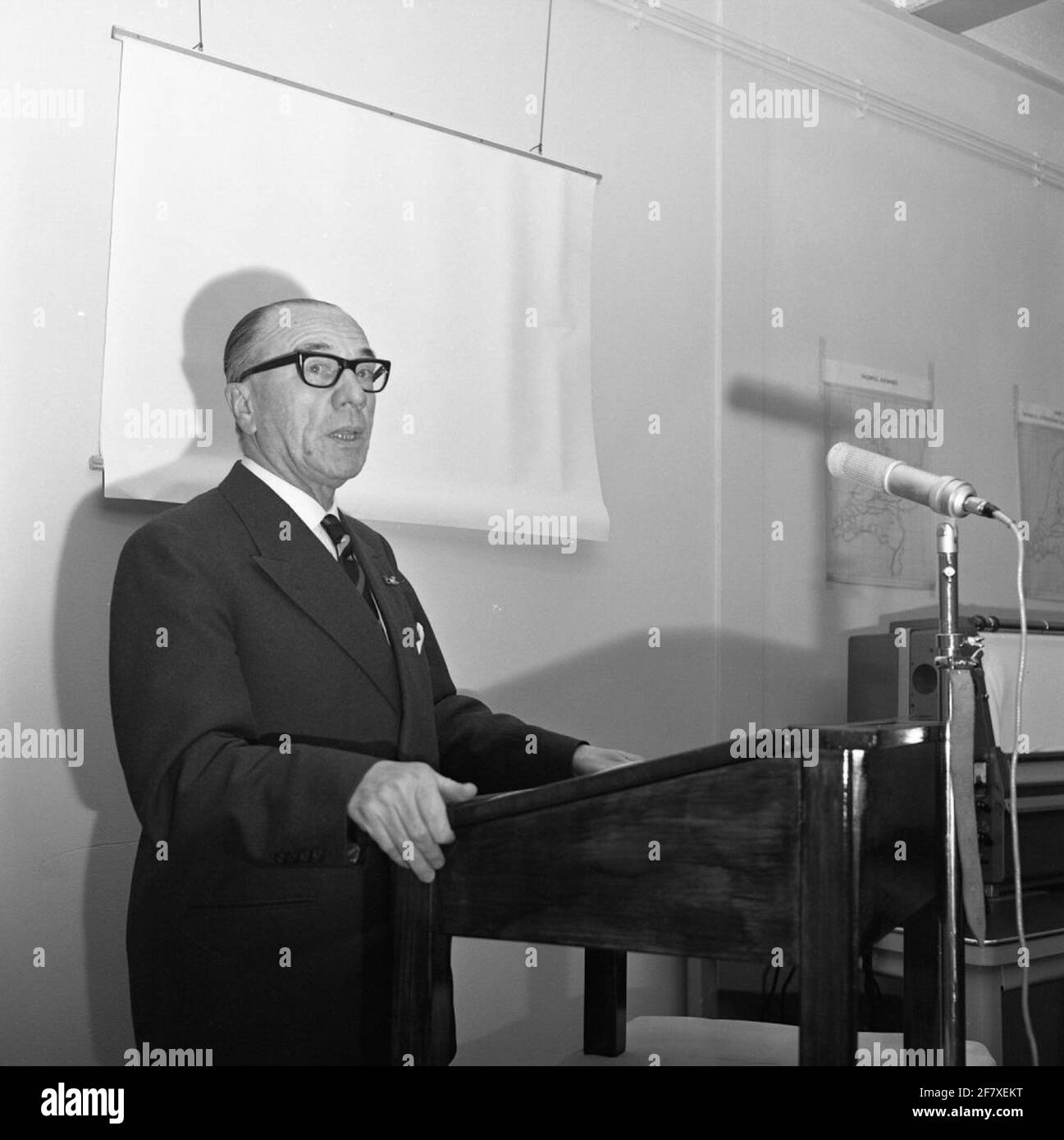 Il Centro Meteorologico dell'Aeronautica militare (Lumetc). La ristrutturazione della parte del Rossinibunker designata per il Lumetc. L'ala orientale di Hilversum era pronta il 15 marzo 1965 e fu immediatamente coinvolta. Il 25 novembre dello stesso anno, l'apertura ufficiale del bunker ristrutturato ha avuto luogo dal Segretario di Stato per la Difesa / KLU J.J.F. Borghouts.in presenza di O.A. Il tenente generale della BDL Wolff, tenente generale B.D. C. GIEBEL, prof.dr.W. Bleeker, HFD.dir KNMI ha messo in funzione tre reti telex e un facsimilet. Foto Stock