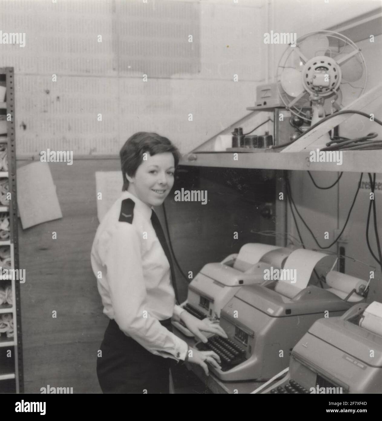 Un'irrigazione marva riceve i rapporti meteorologici via telex presso l'ufficio DI servizio METOD di MVK Valkenburg, 1977 Foto Stock Un'irrigazione marva riceve i rapporti meteorologici via telex presso l'ufficio DI servizio METOD di MVK Valkenburg, 1977 Foto Stock