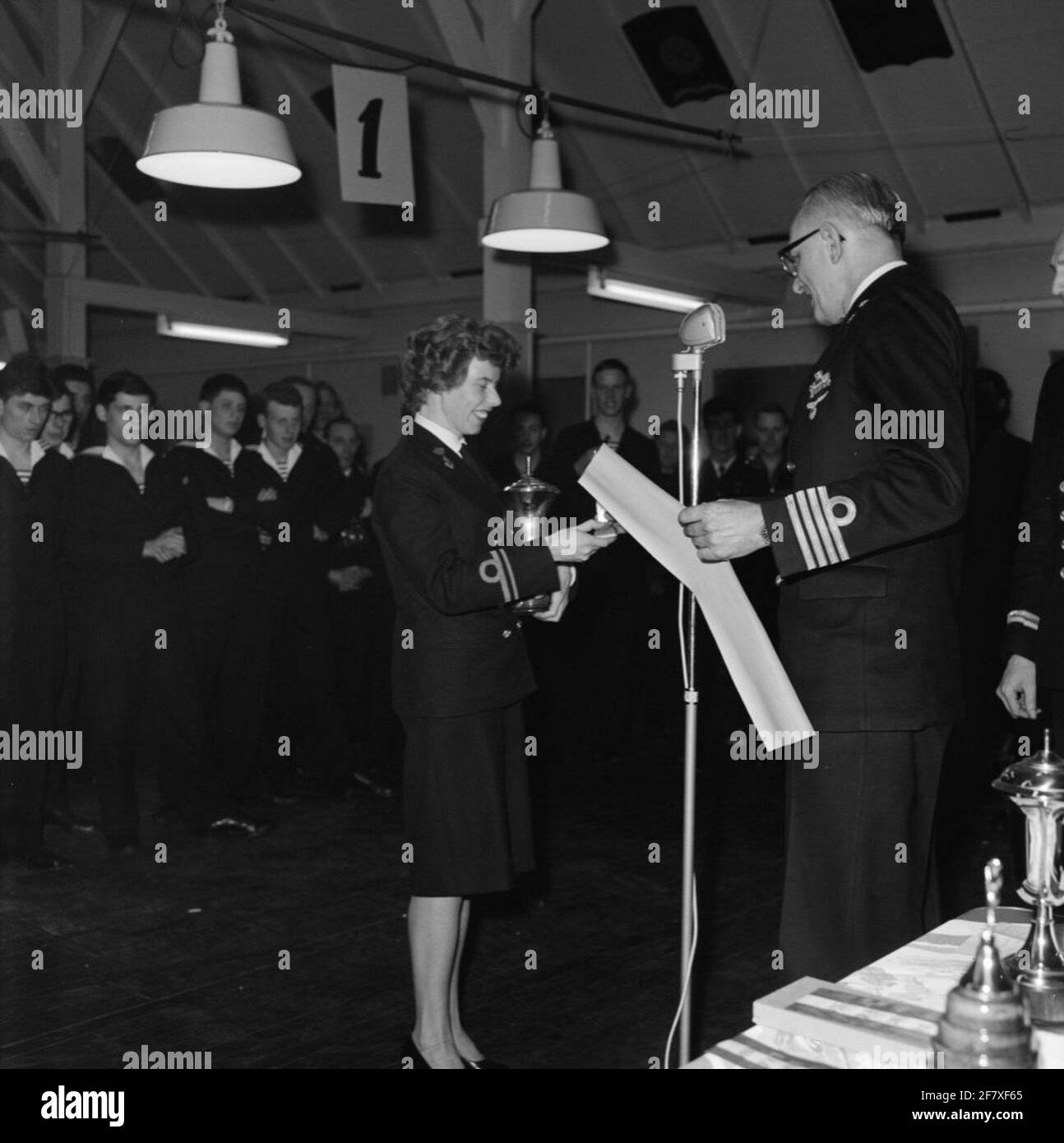 Campionato di tennis da tavolo marino al MarineLiegkamp Valkenburg (MVKV). Una classe ufficiale-Marva der 2e (Omarva 2) [OMVA 2] riceve il suo premio dal comandante del MVKV, Captain-Ter-Sea kite (KTZV) G.F. Venema. Foto Stock