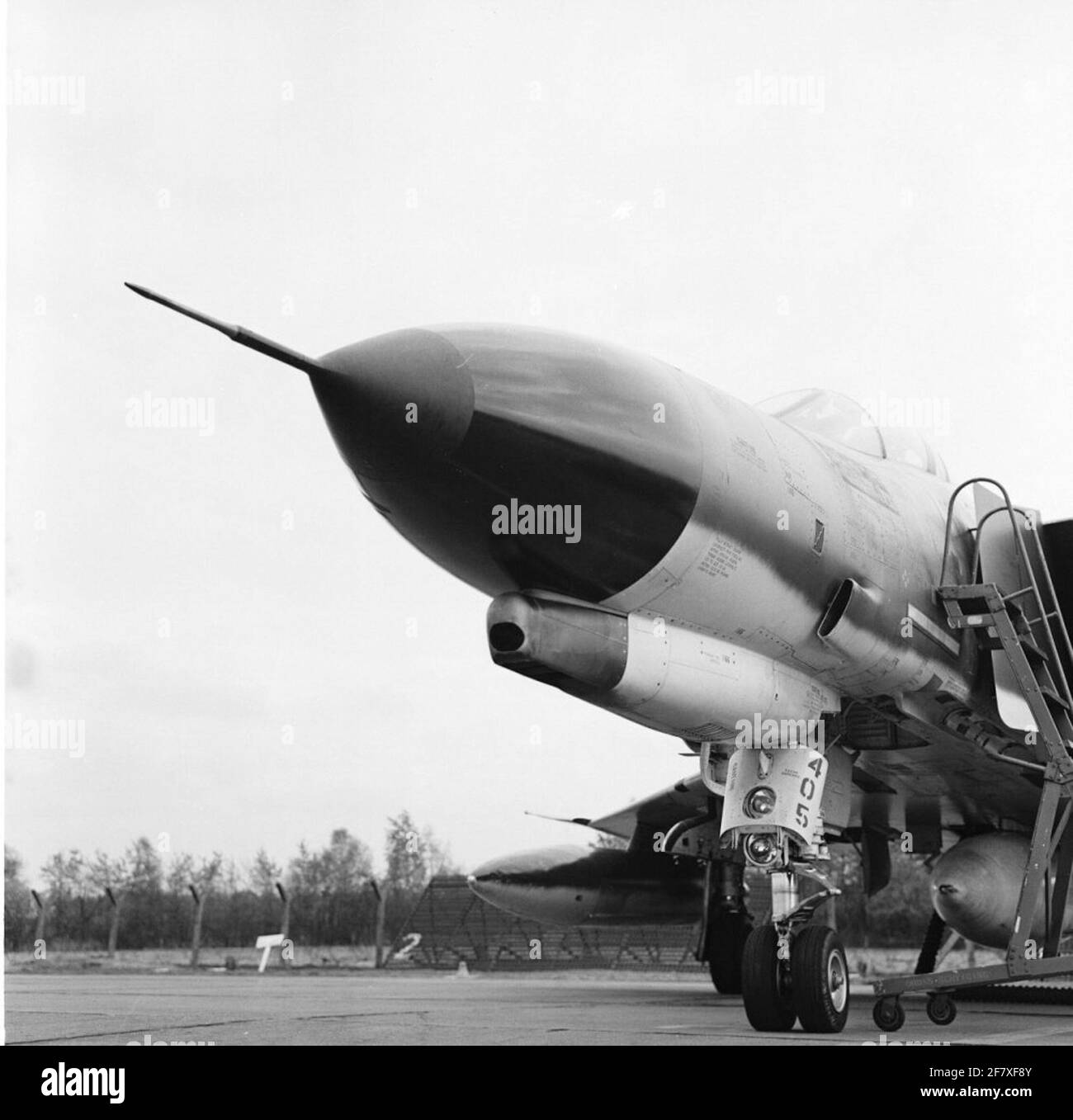 Vista del naso del McDonnell Douglas F-4th Phantom II dispositivo, dal 32 TFS sulla base aerea di Soesterberg. Con un radar APQ-120 integrato nel naso e un cannone Vulcan M61 integrato. Foto Stock