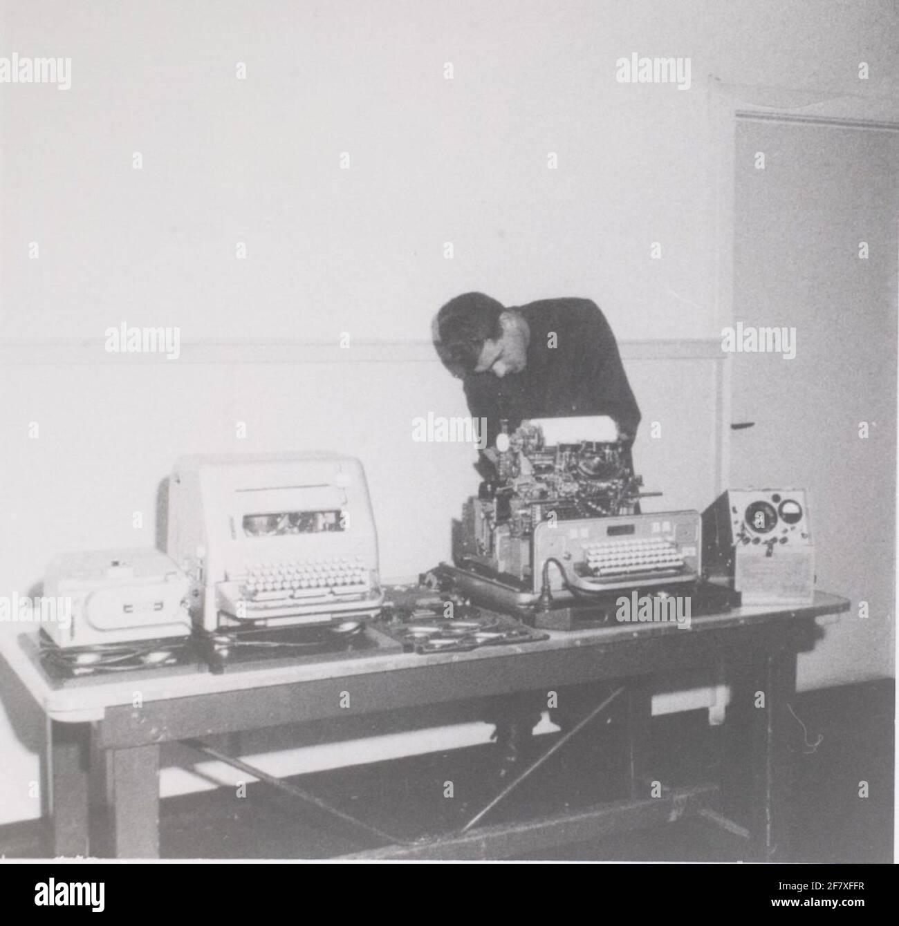 Uno specialista dei collegamenti controlla il corretto funzionamento di un dispositivo telex. Foto Stock Uno specialista dei collegamenti controlla il corretto funzionamento di un dispositivo telex. Foto Stock