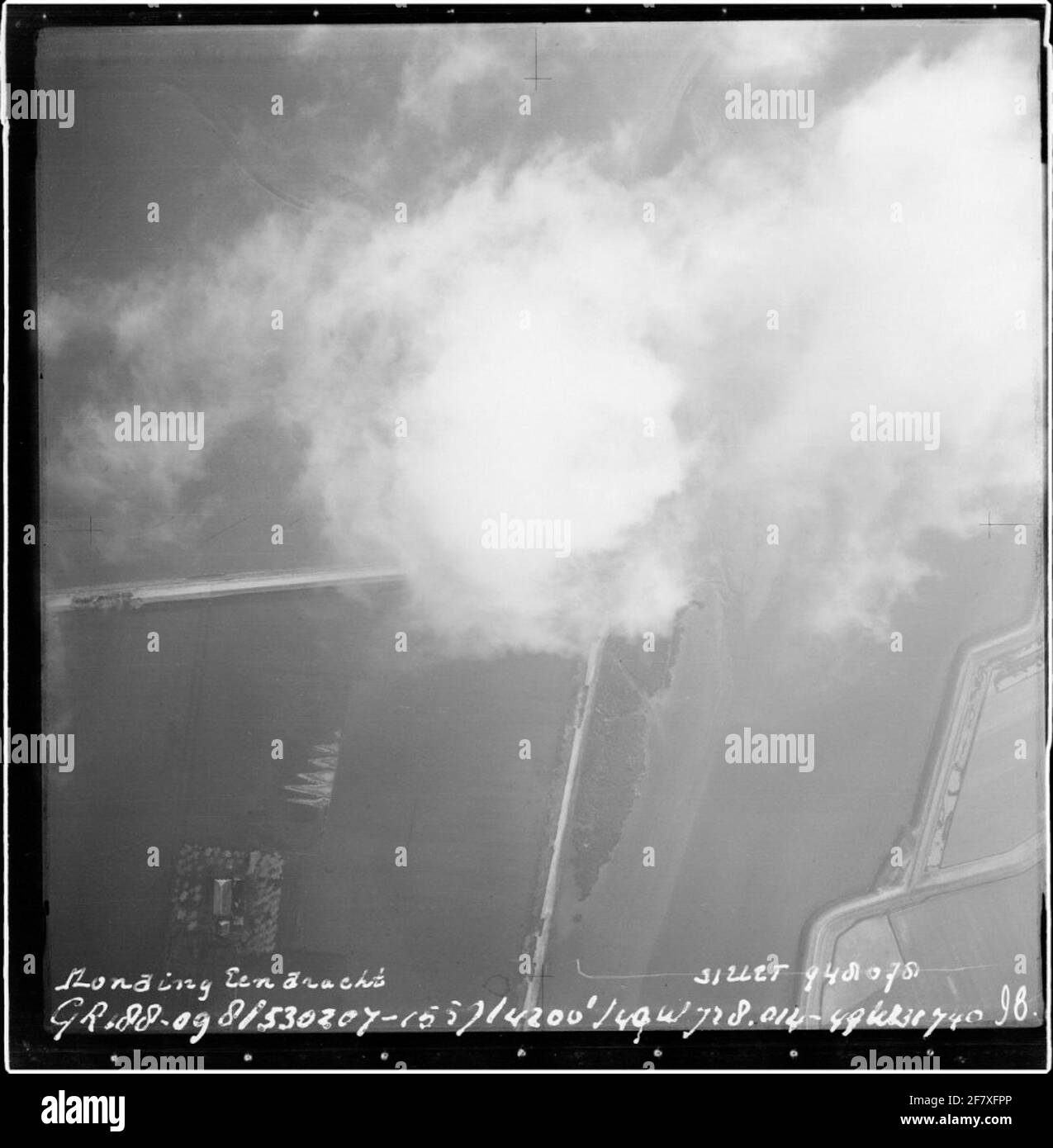 Vista aerea di una parte dell'area colpita durante il disastro alluvionale del 1953. Nota: La descrizione di questa foto non è ancora completa e verrà completata sulla base dei dati disponibili in una fase successiva. Tuttavia, di molte foto del disastro alluvionale 1953, la posizione è sconosciuta. Foto Stock