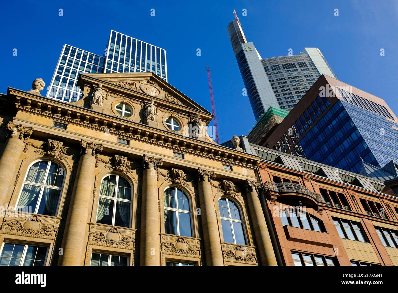 14.09.2019, Frankfurt am Main, Hessen, Deutschland - altes und neues Gebaeude der Commerzbank, gesehen von der Kaiserstrasse, Francoforte sul meno Foto Stock