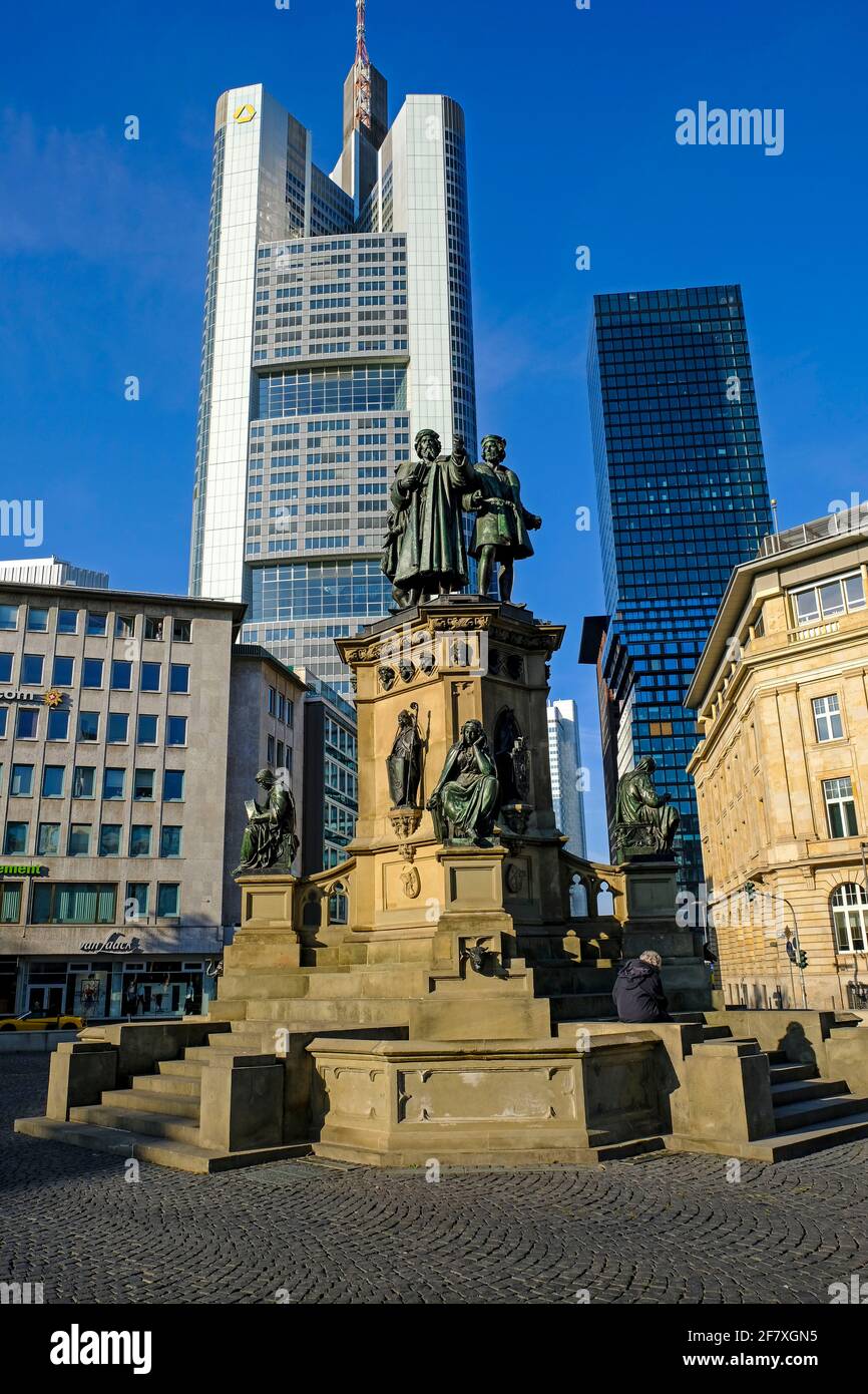 14.09.2019, Frankfurt am Main, Hessen, Deutschland - Johannes-Gutenberg-Denkmal auf dem suedlichen Rossmarkt in Frankfurt im Bankenviertel mit der COM Foto Stock