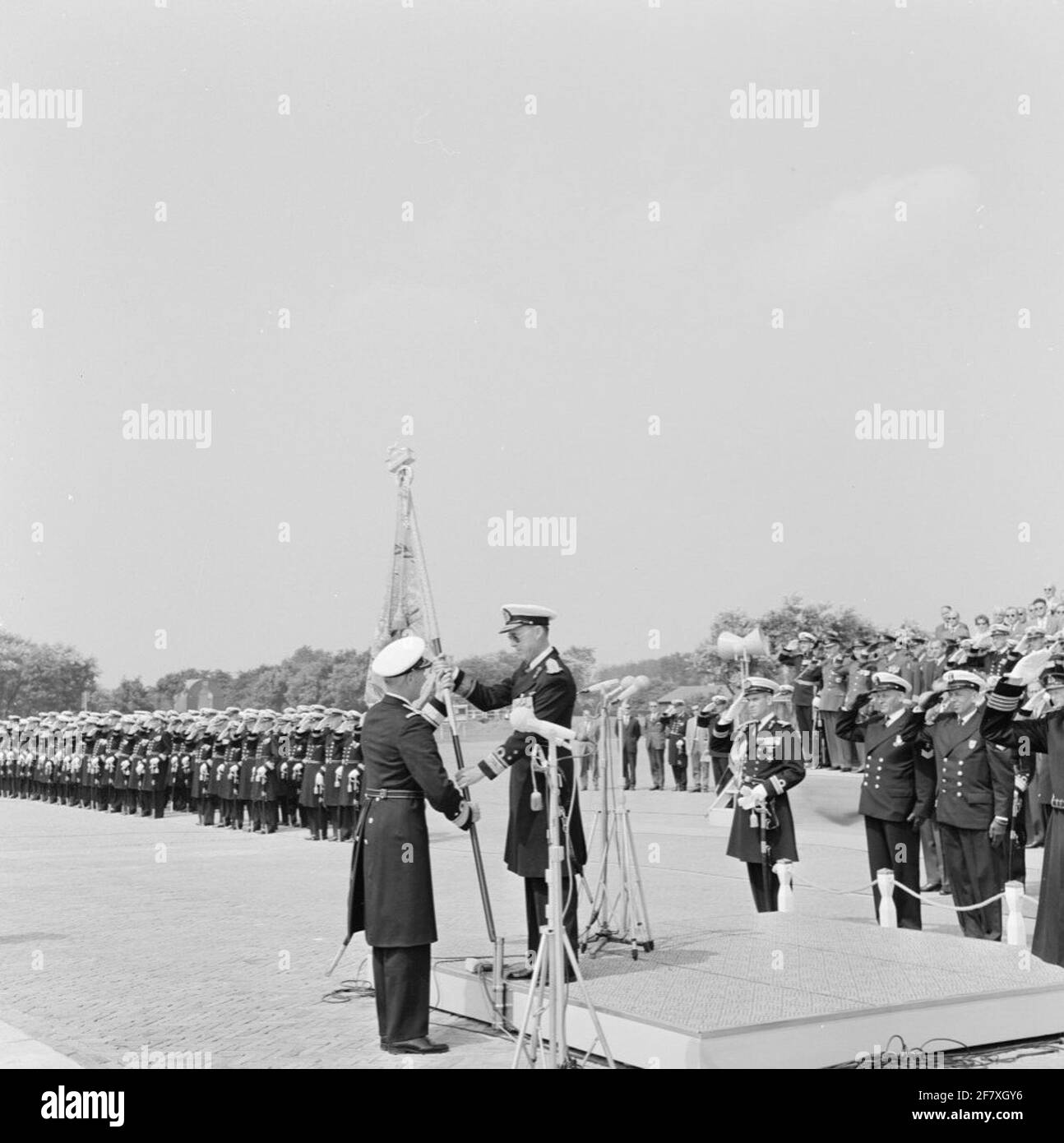 Al MarineLiegkamp Valkenburg (MVKV), il Marine Aviation Service (MLD) riceve un banner come apprezzamento per le prestazioni della seconda guerra mondiale (WW2). Questo comporta, che è assegnato dal principe Bernhard, 4 promozioni: Dutch East Indies 1941-'42, Oceano Indiano 1942-'45, Mare del Nord 1941-'42 e Normandia 1944. Il militare Willems-ordine 4 ° classe (assegnato nel 1942). MWO4) è stato confermato. Il principe Bernhard che gestisce il capo della bandiera MLD (VOMLD) kite schout-at-night (SBNV) J.L. Den Hollander. Foto Stock