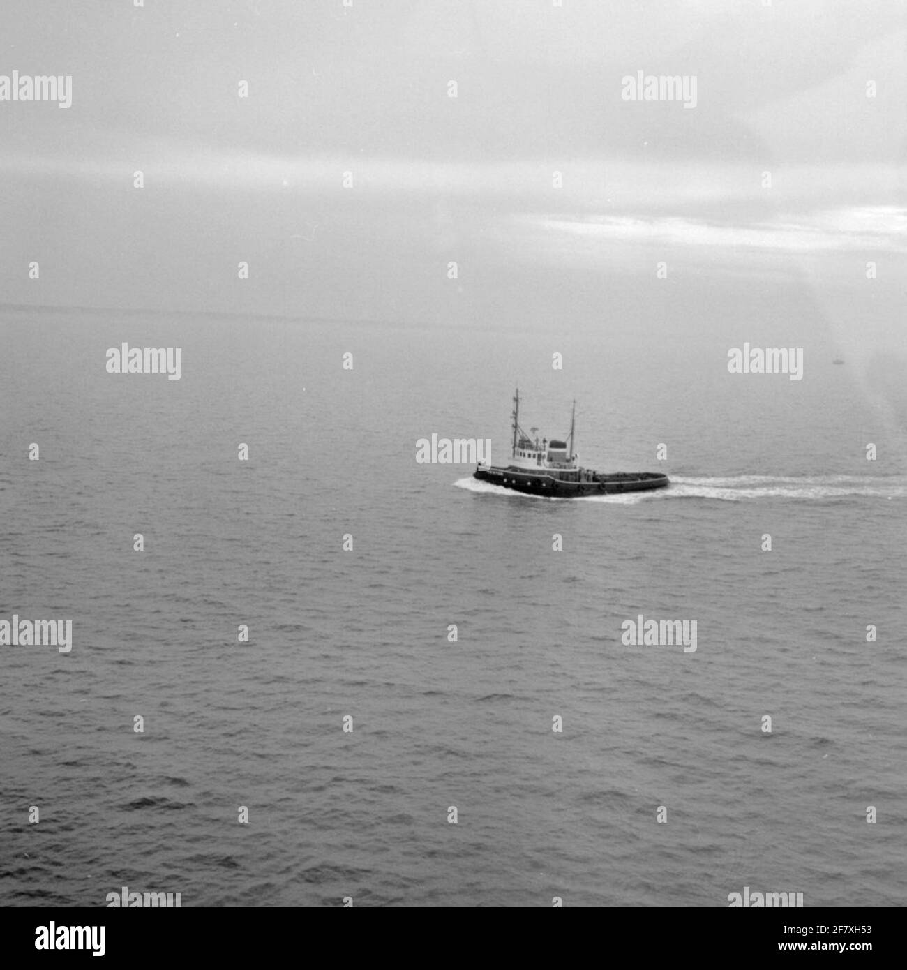 Vista aerea di una petroliera in fiamme in mare. Foto Stock