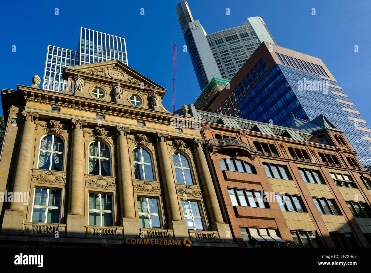 14.09.2019, Frankfurt am Main, Hessen, Deutschland - altes und neues Gebaeude der Commerzbank, gesehen von der Kaiserstrasse, Francoforte sul meno Foto Stock