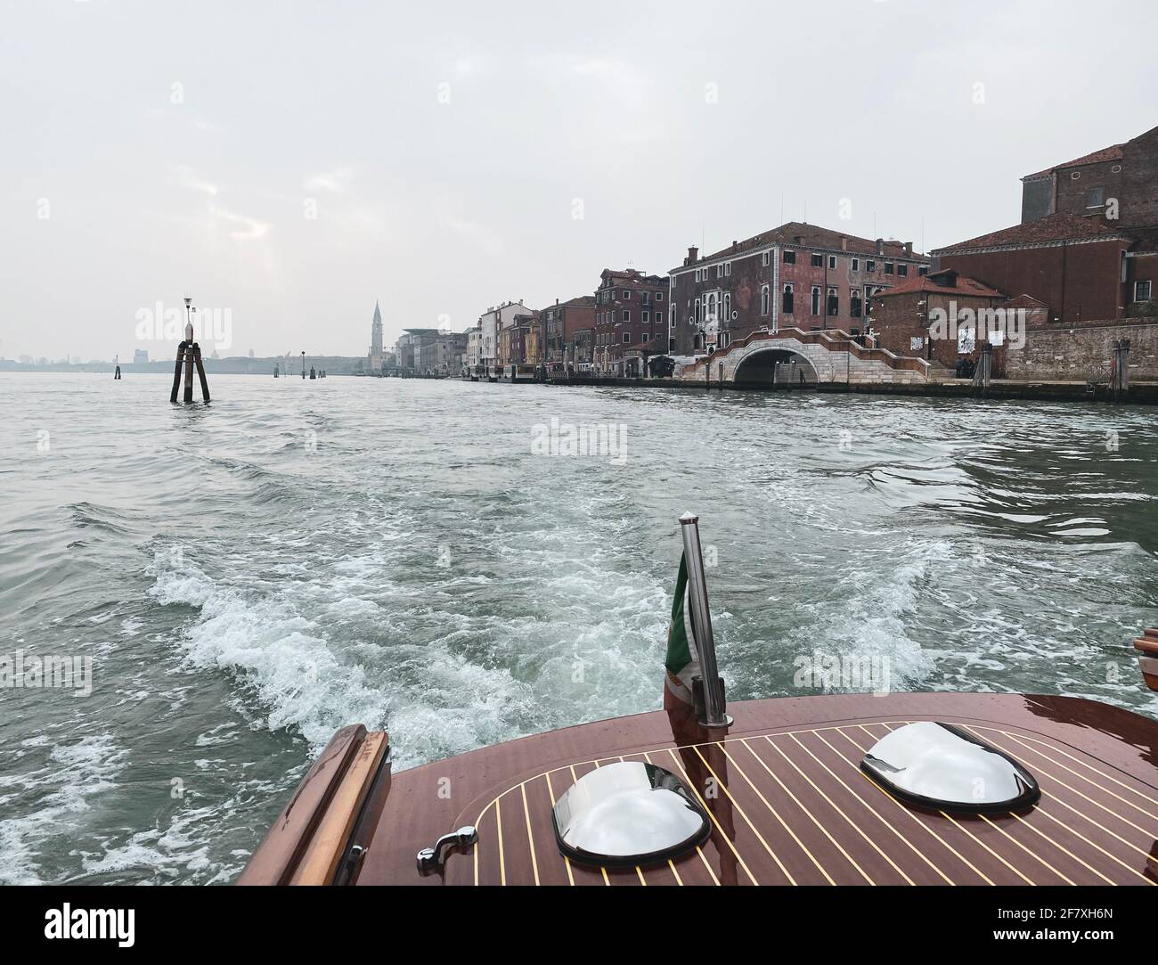 La vista della laguna da un taxi in barca che lascia dietro di essa Venezia Foto Stock