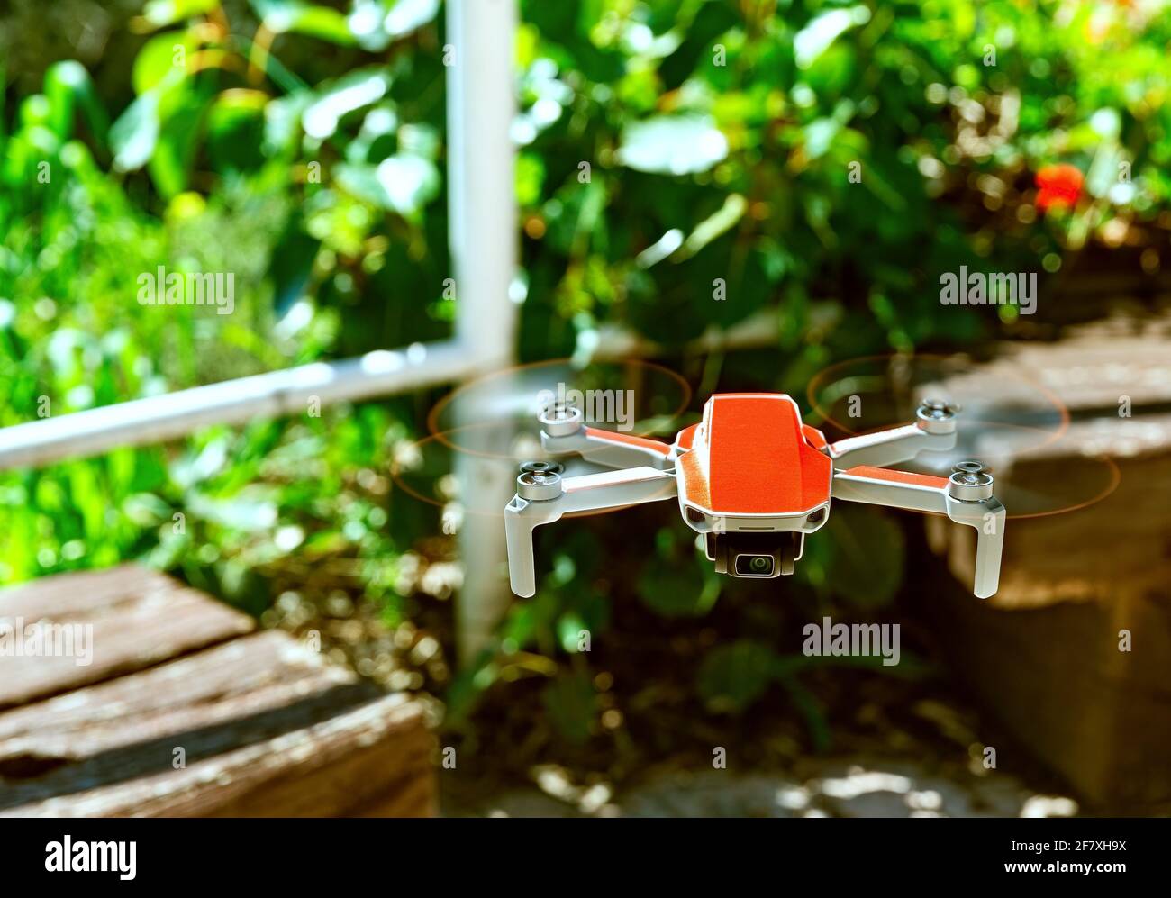 piccolo drone rosso appeso nell'aria in stile vintage Foto Stock