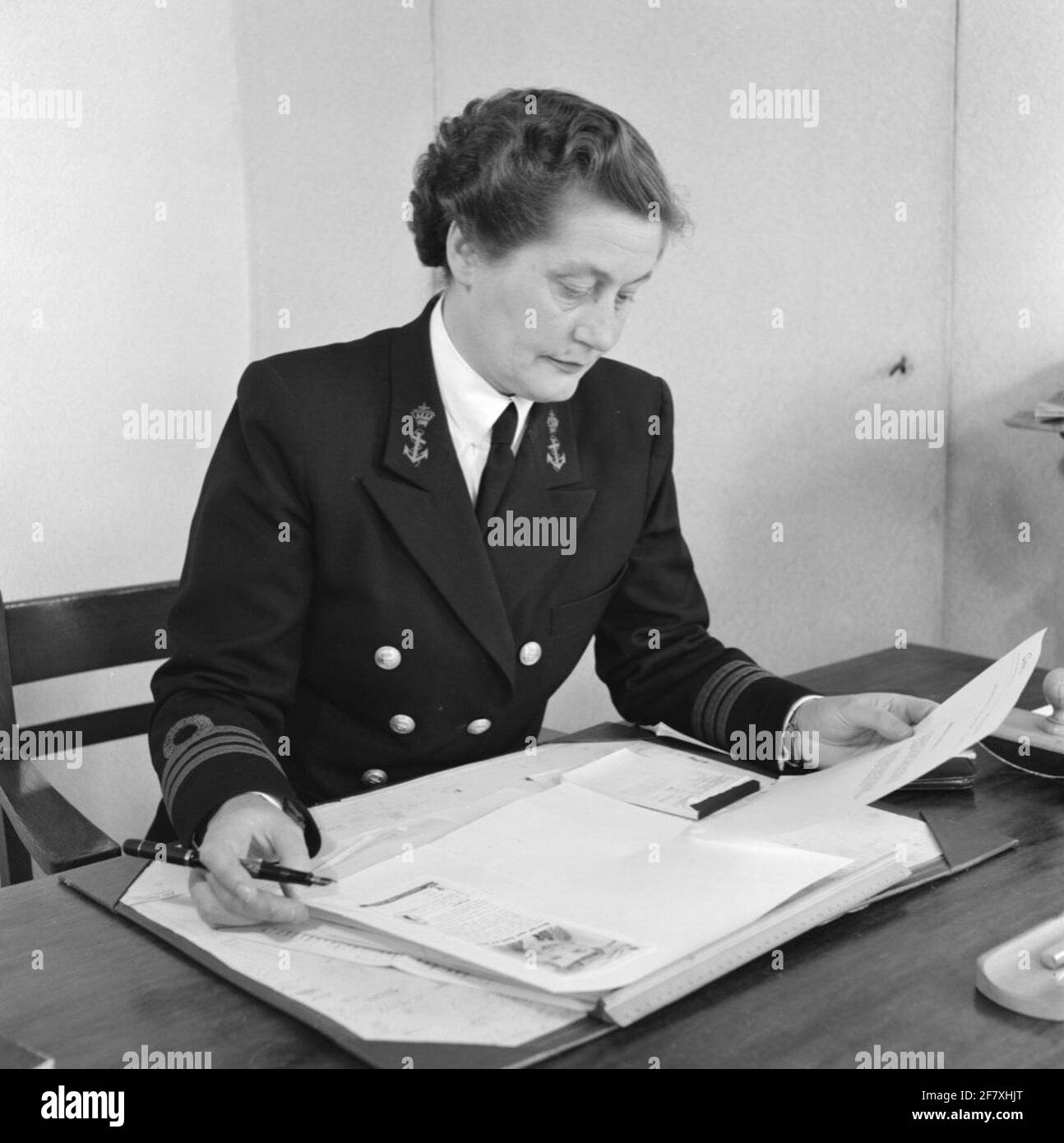 Ritratto funzionale dell'ufficiale di Hoofdo Marva der 2e classe KMR Sig.ra E.G. da Diemen-Mekking, Chef Marine Women's Department. Fa parte della serie di oggetti da 540626 a 540633. Foto Stock