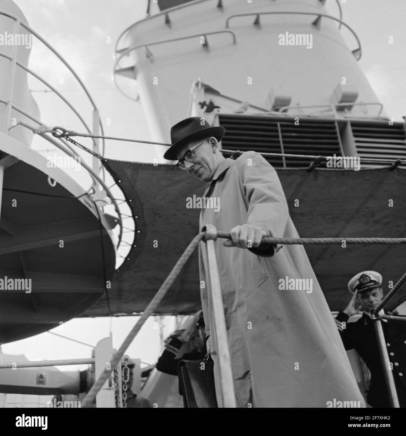 Professor Witkamp Entra a bordo HR.MS Friesland (D 812) (1956-1979), responsabile sottomarino della classe Frisia. Il professore lascia HR.MS Friesland e riceve gli onori necessari di Captain-Lieutenant-Ter Sea (Kltz) Berend Veldkamp. Foto Stock