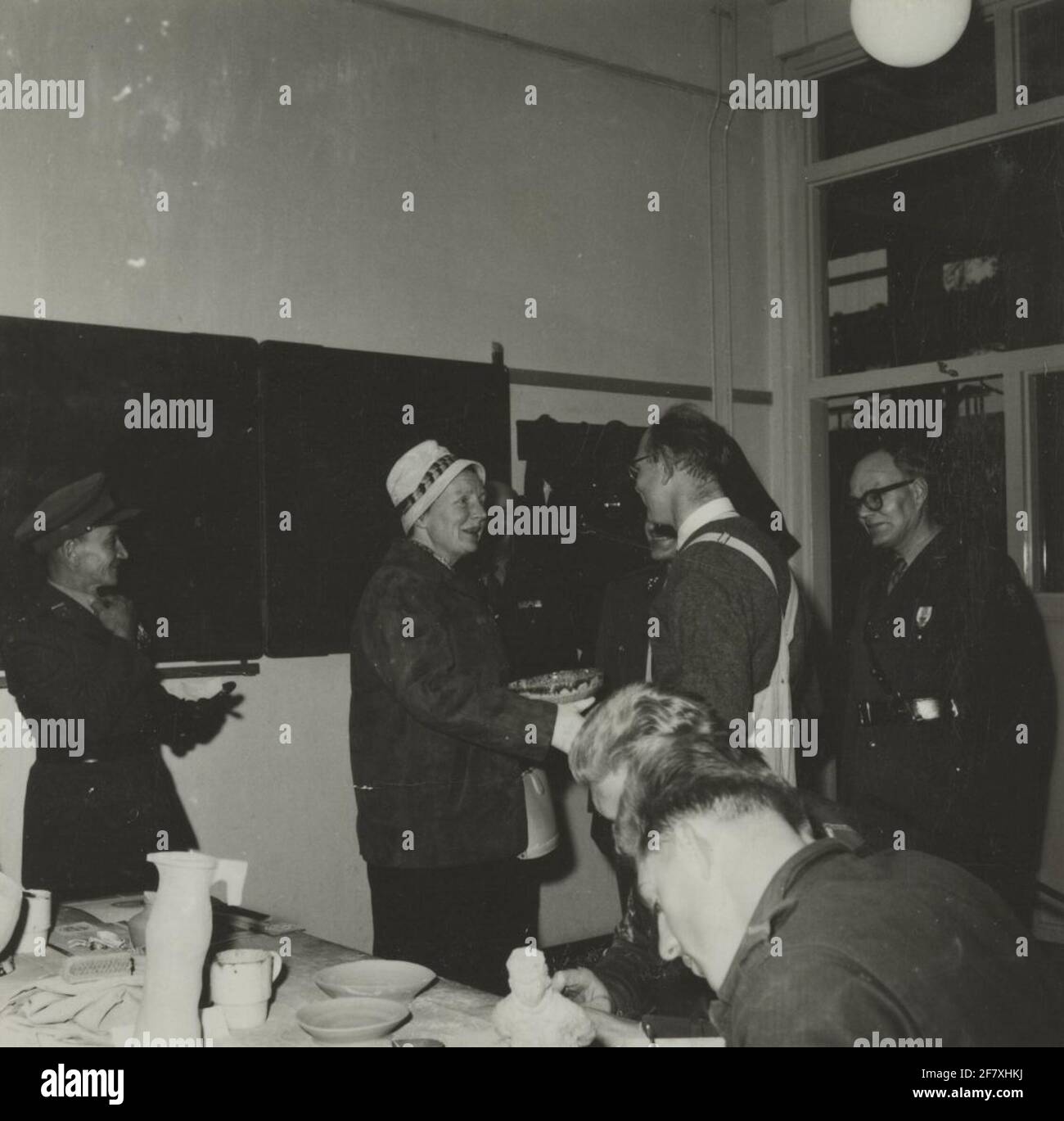 Koningin Juliana visita le unità di fanteria di Ermelo. Foto Stock