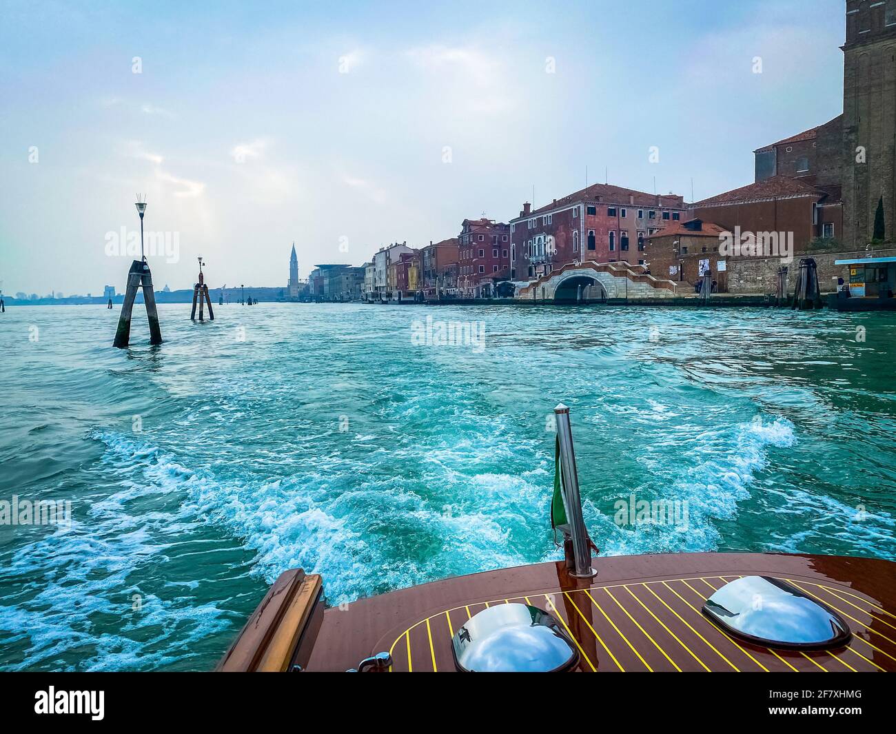 La vista della laguna da un taxi in barca che lascia dietro di essa Venezia Foto Stock