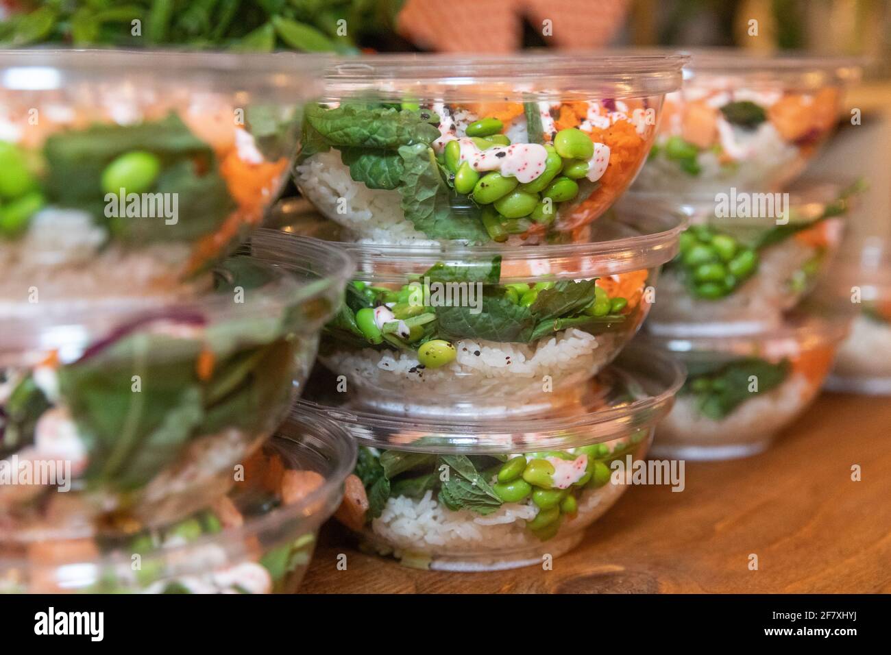 pile di recipiente di plastica riempito con insalata di riso e salmone su un tavolo per gli ospiti Foto Stock