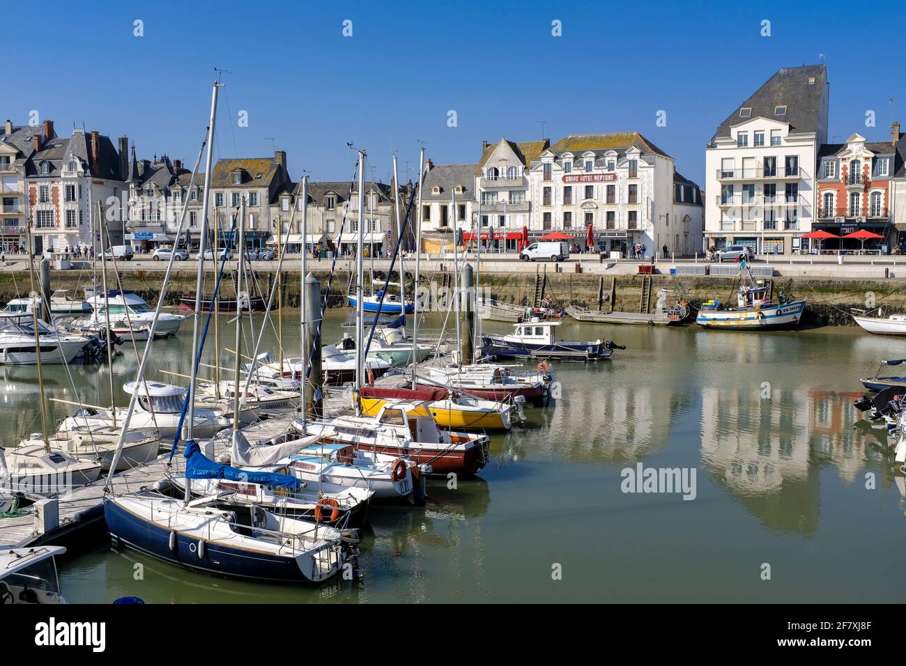 Frankreich, le Pouliguen, 20.04.2019: Boote bei Niedrigwasser im gemeinsamen Hafen von la Baule und le Pouliguen mit Blick auf le Pouliguen an der fra Foto Stock