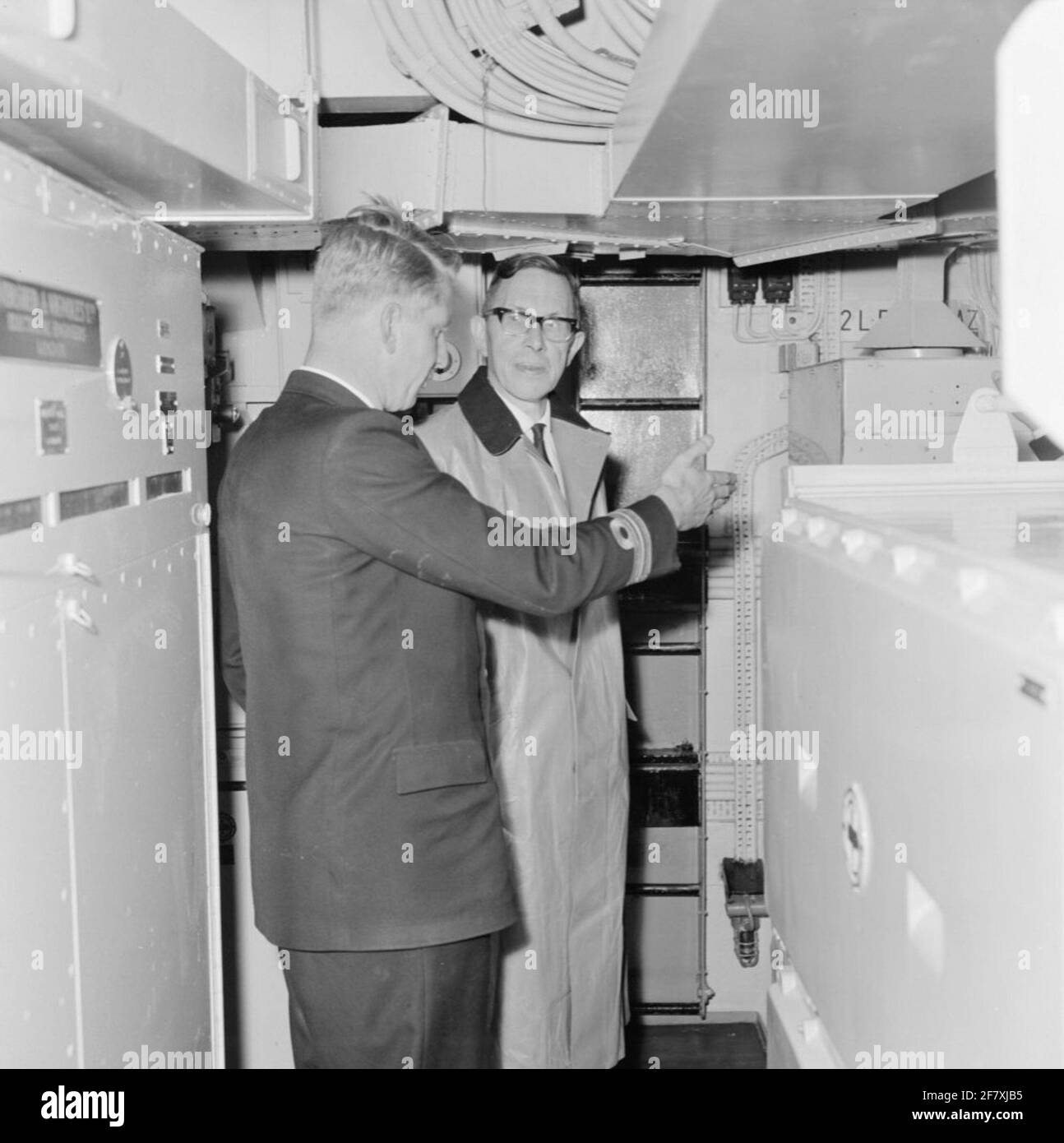 Il professor Witkamp sta navigando a bordo di HR.MS Friesland (D 812) (1956-1979), responsabile sottomarino della classe Frisia. Da qualche parte a bordo il professore spiega un tenente-Ter-Sea di ​​the prima classe (LTZ 1). Foto Stock