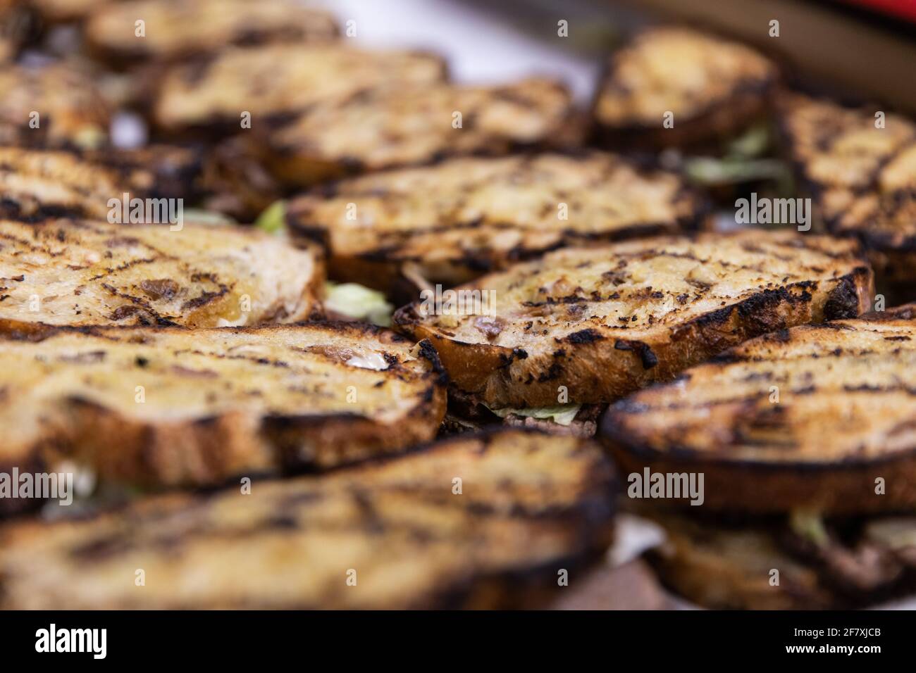 panini grigliati su un piatto pronti per essere serviti Foto Stock