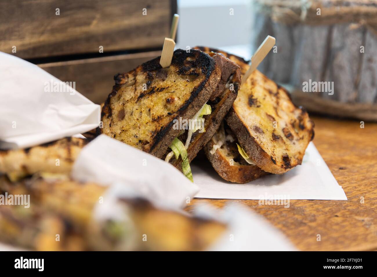 sandwich alla griglia servito su un tavolo a metà Foto Stock