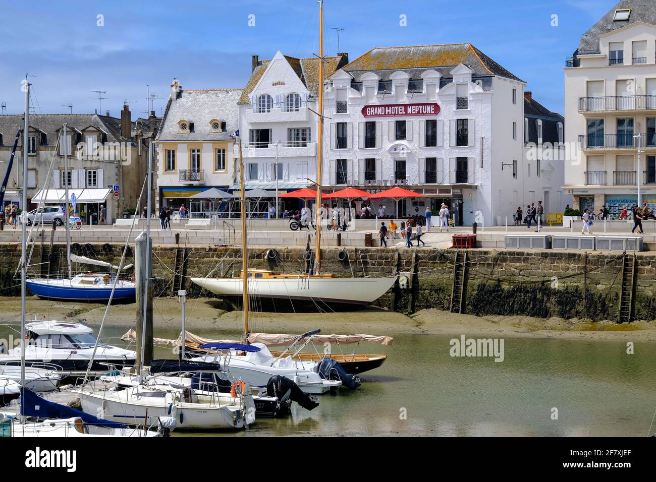 Frankreich, le Pouliguen, 11.07.2020: Boote bei Ebbe vor dem alten Grand Hotel Neptune im Hafen von le Pouliguen an der Franzoesischen Atlantikkueste Foto Stock