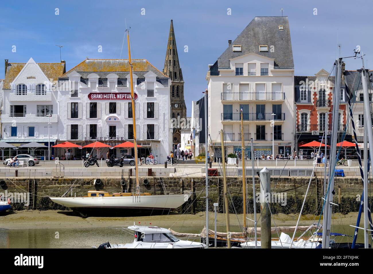 Frankreich, le Pouliguen, 11.07.2020: Boote bei Ebbe vor dem alten Grand Hotel Neptune im Hafen von le Pouliguen an der Franzoesischen Atlantikkueste Foto Stock