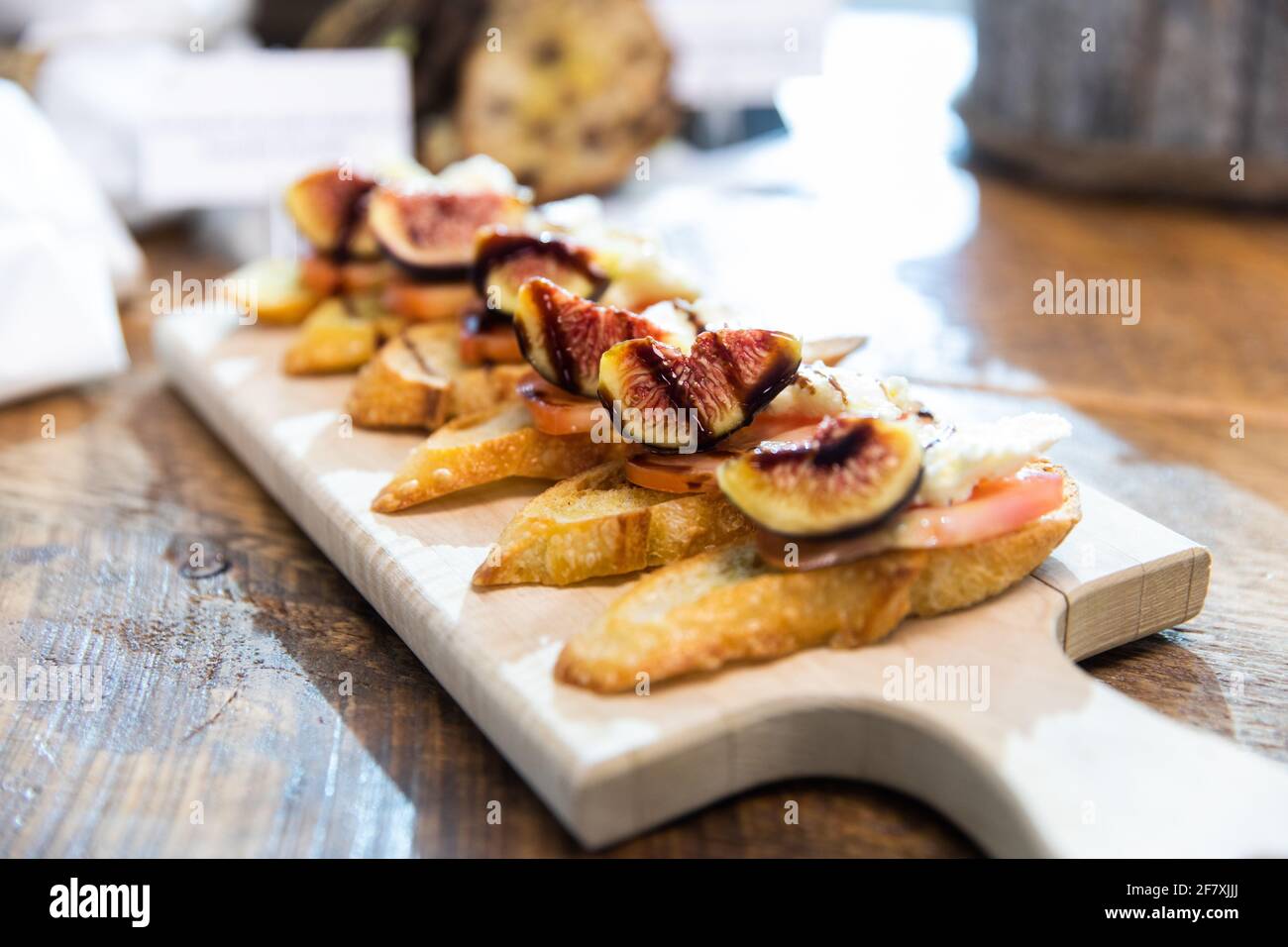 deserto servito su un piatto di legno ad una festa sopra un tavolo Foto Stock