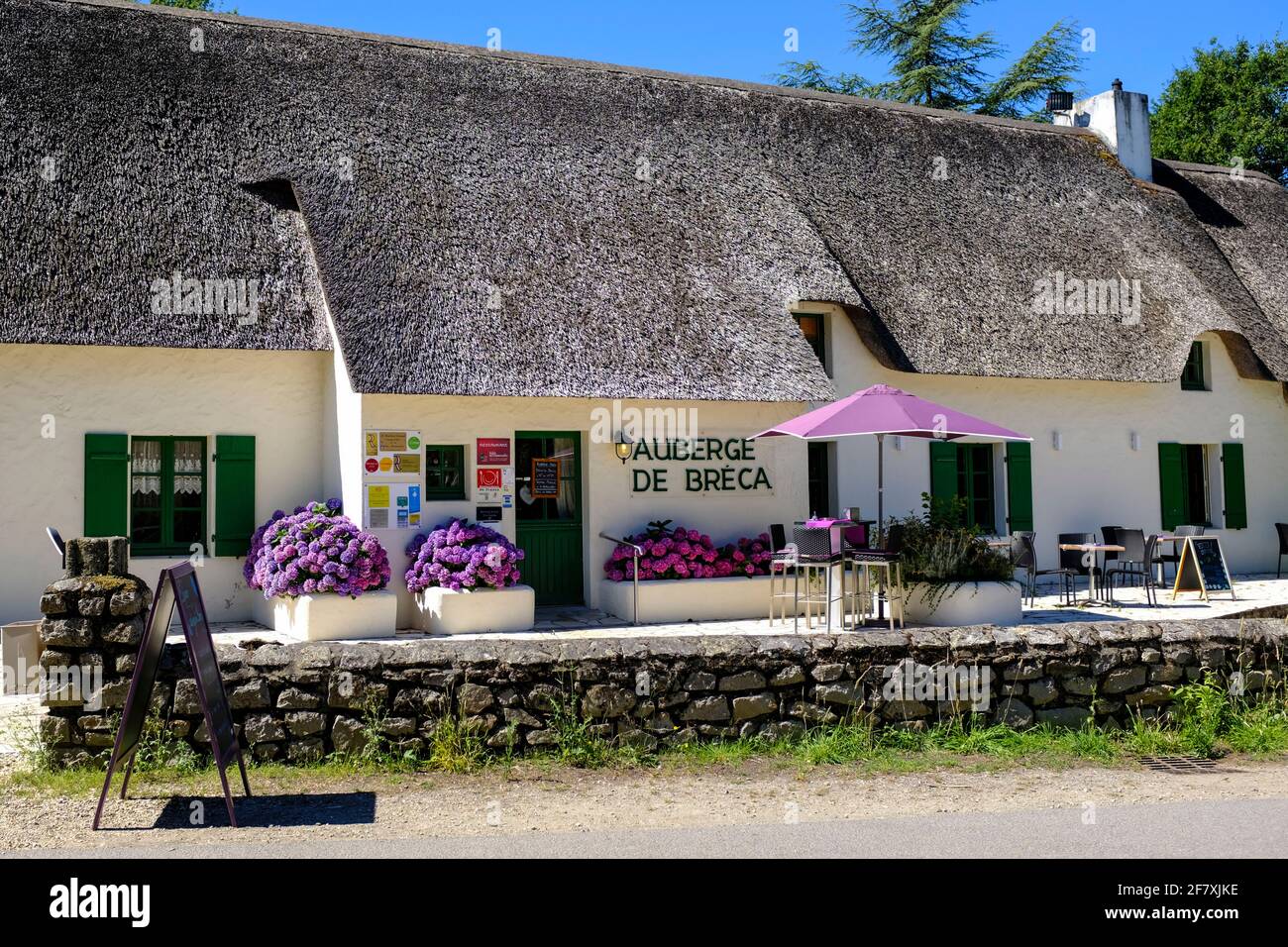 Frankreich, Bréca, 13.07.2020: Das vielfach ausgezeichnete FeinschmkerRestaurant Auberge de Bréca in einem alten, traditionellens, reetgedeckten bre Foto Stock