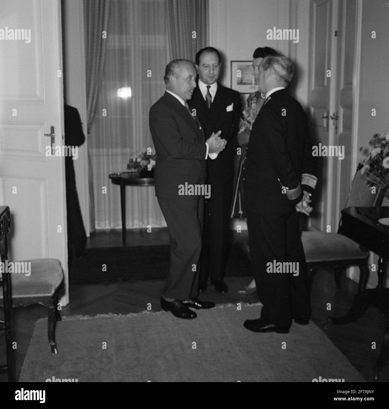 Smaldeel 1, con il comandante delle forze marine (BDZ) vice ammiraglio H.H.L. Pröpper (1906-1995) A / B della nave ammiraglia Kruiser HR.MS Le sette province (C 802) hanno visitato Copenaghen alla fine di ottobre 1958. La BDZ (destra) è stata ricevuta dalle autorità danesi. Foto Stock