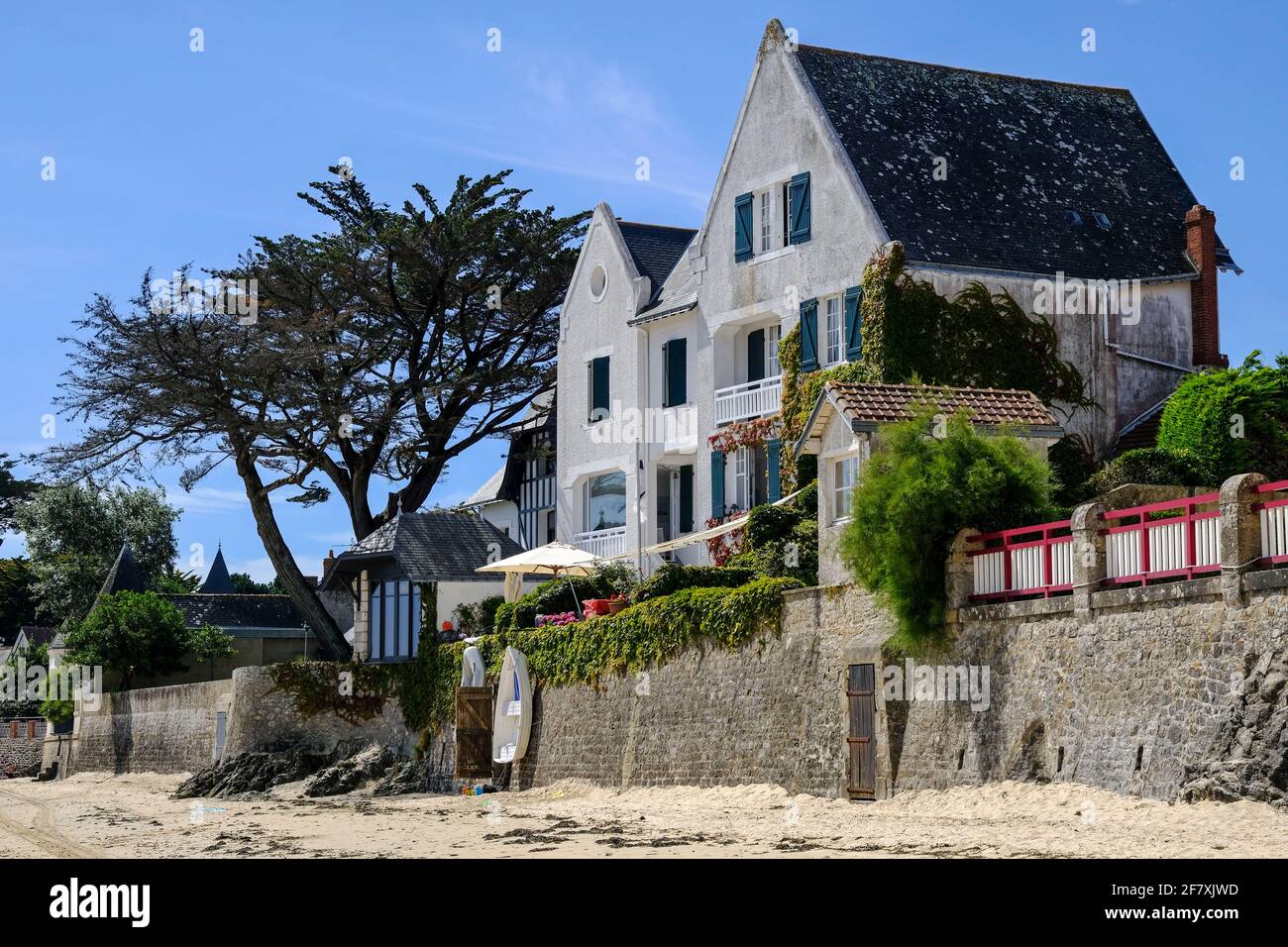 Frankreich, le Pouliguen, 07.07.2020: alte Strandvilla am felsigen Strand von le Pouliguen an der Franzoesischen Atlantikkueste im Departement Loire-A. Foto Stock