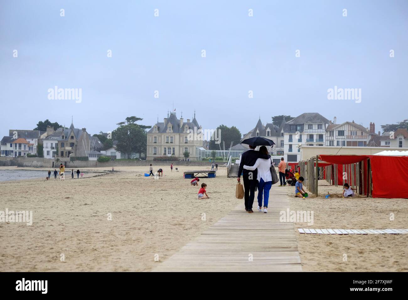 Frankreich, le Pouliguen, 28.06.2020: ein Paar mit Regenschirm bei Nieselwetter am Strand von le Pouliguen an der Franzoesischen Atlantikkueste im Dep Foto Stock